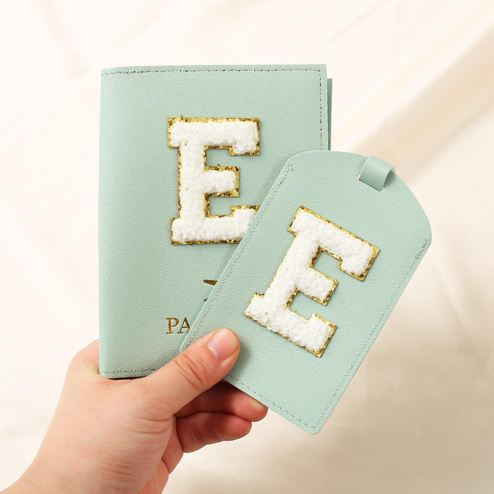 Porta Passaporto Verde ed Etichette per Valigie Cover，Passaporto con Lettere, Pelle PU,Porta Passaporto da Viaggio Donne, Regalo Donna,Uomo,Adolescenti, Ragazze (Verde A)
