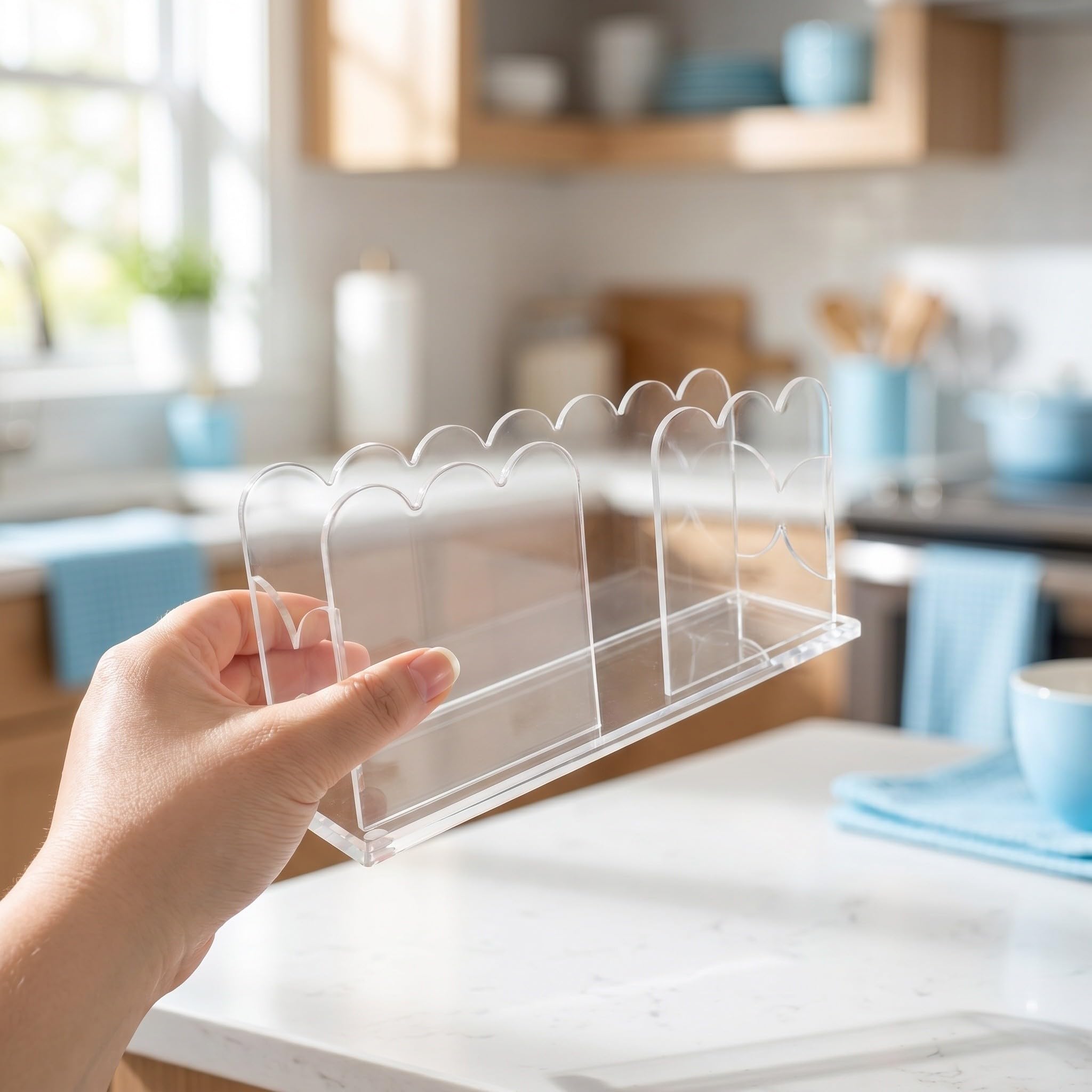 Operitacx Servilletero de acrílico transparente - Dispensador de servilletas festoneado para mesa - Soporte para toallas de mano para invitados, ideal para baño, cocina y comedor. 9 x 4,2 x 2,6
