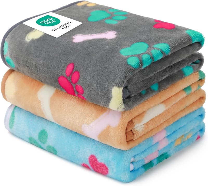 Luciphia 1 paquete de 3 mantas mullidas de forro polar premium para mascotas, manta de franela con estampado de patas para perro gato (pequeño 23 x 16 pulgadas, gris/marrón/azul) | Manta lavable para cajón, sofá, cama, viaje. Lindo estampado de patas y huesos. Puppy Essential, regalo para perros, gris/marrón/azul