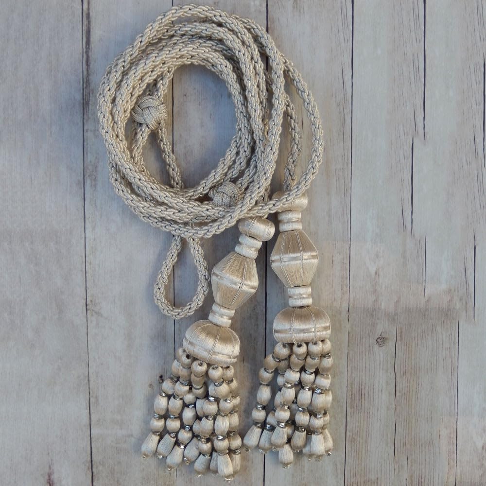 Cordón con borlas de plata ideal para decorar cortinas de salón