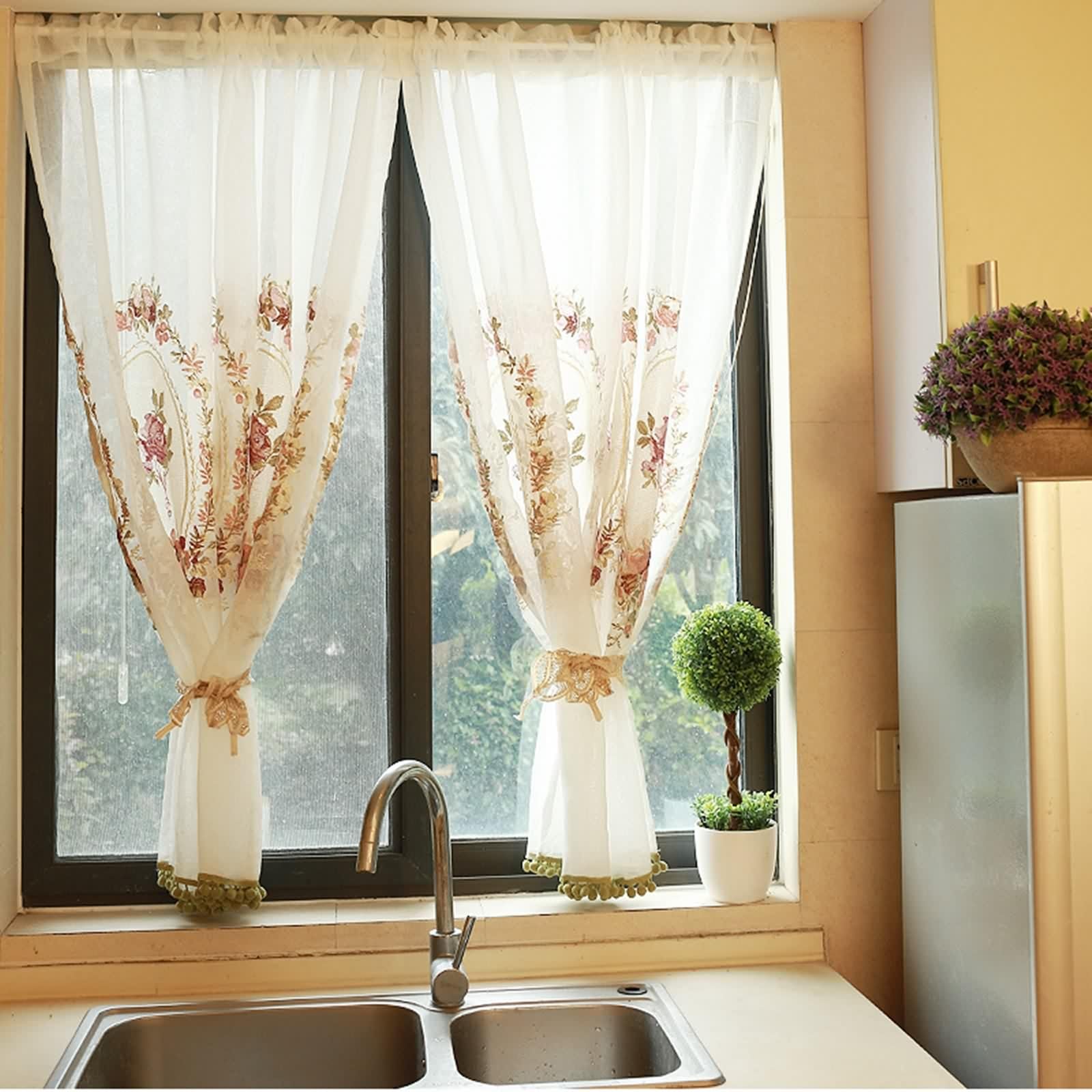 Krótka firanka do salonu, zasłona na okno, biała, przędza, zazdrostki, bistro, haftowany wzór kwiatowy, z aksamitnymi kulkami, 2 sztuki, szer. 150 x wys. 125 cm