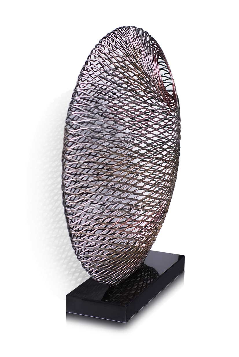 NEUERRAUM Große runde Eisen Skulptur auf Marmorsockel lackiert in Silber, Gold, Rot. H76 cm.