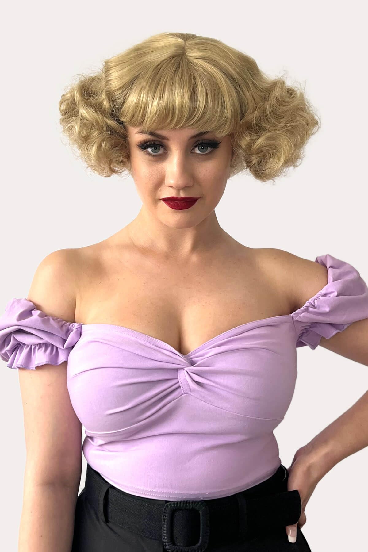 A short blonde vintage style wig with waves: Joy wheatfield blonde #24H613