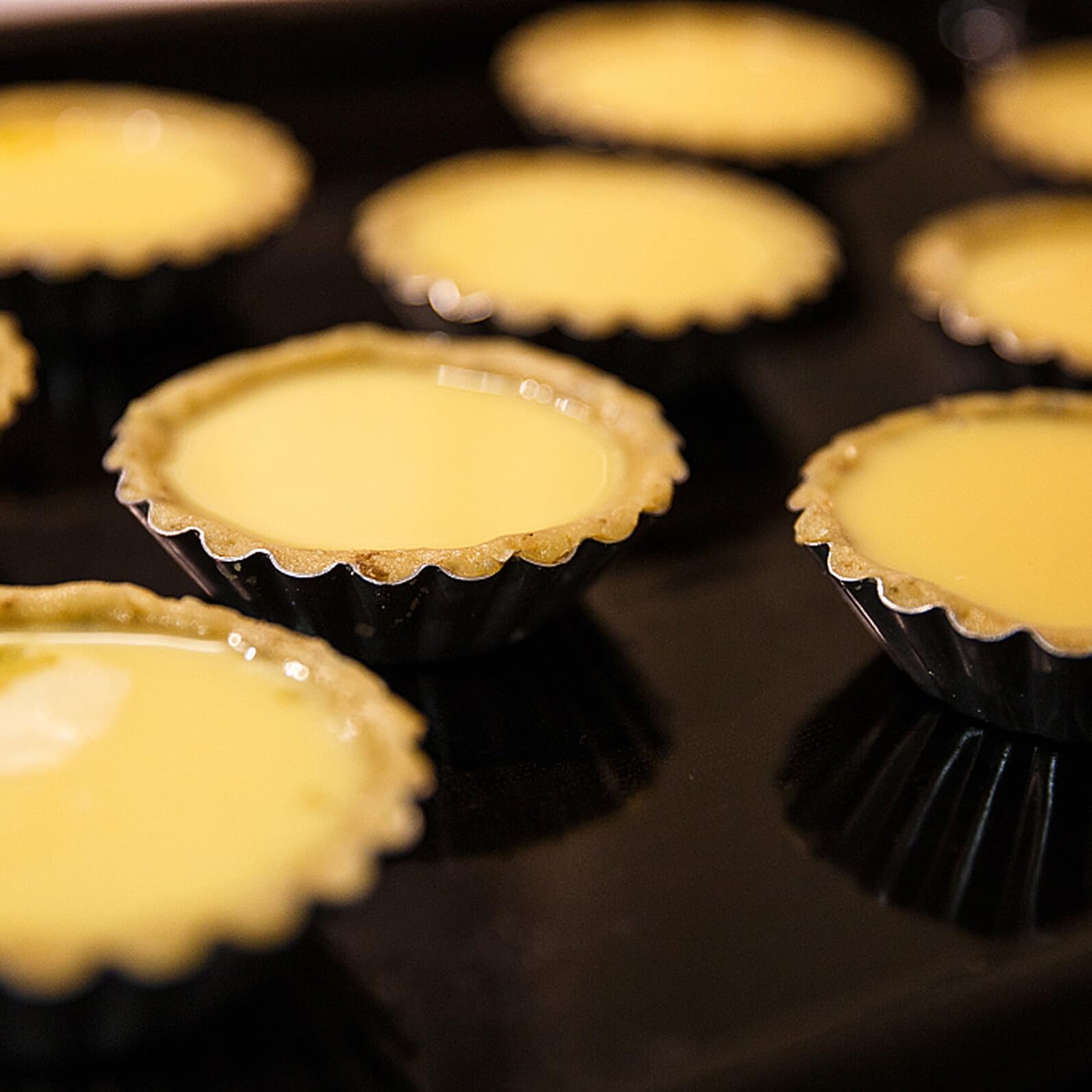 Baluue 50 pièces Moules à Tartelettes Aux Œufs Acier Inoxydable Moules Décoratifs Réutilisables pour Pâtisserie Brioche Pudding et Muffins Durables et Faciles à Nettoyer