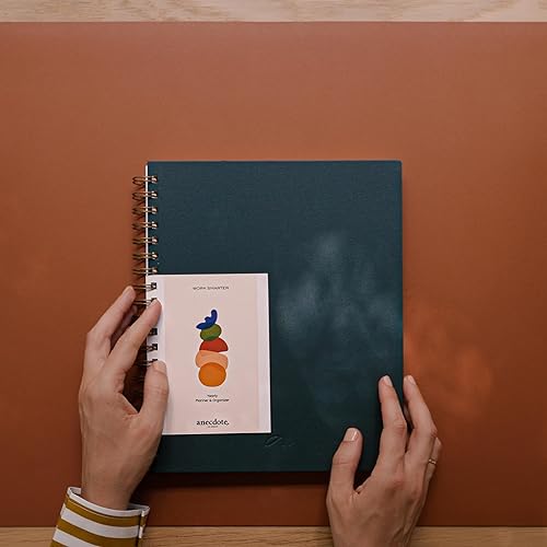 Miniatura 7 de Anecdote - Agenda diaria 2023-2024. Un planificador diario y semanal de latón, encuadernado en espiral con materiales curados y papel resistente a
