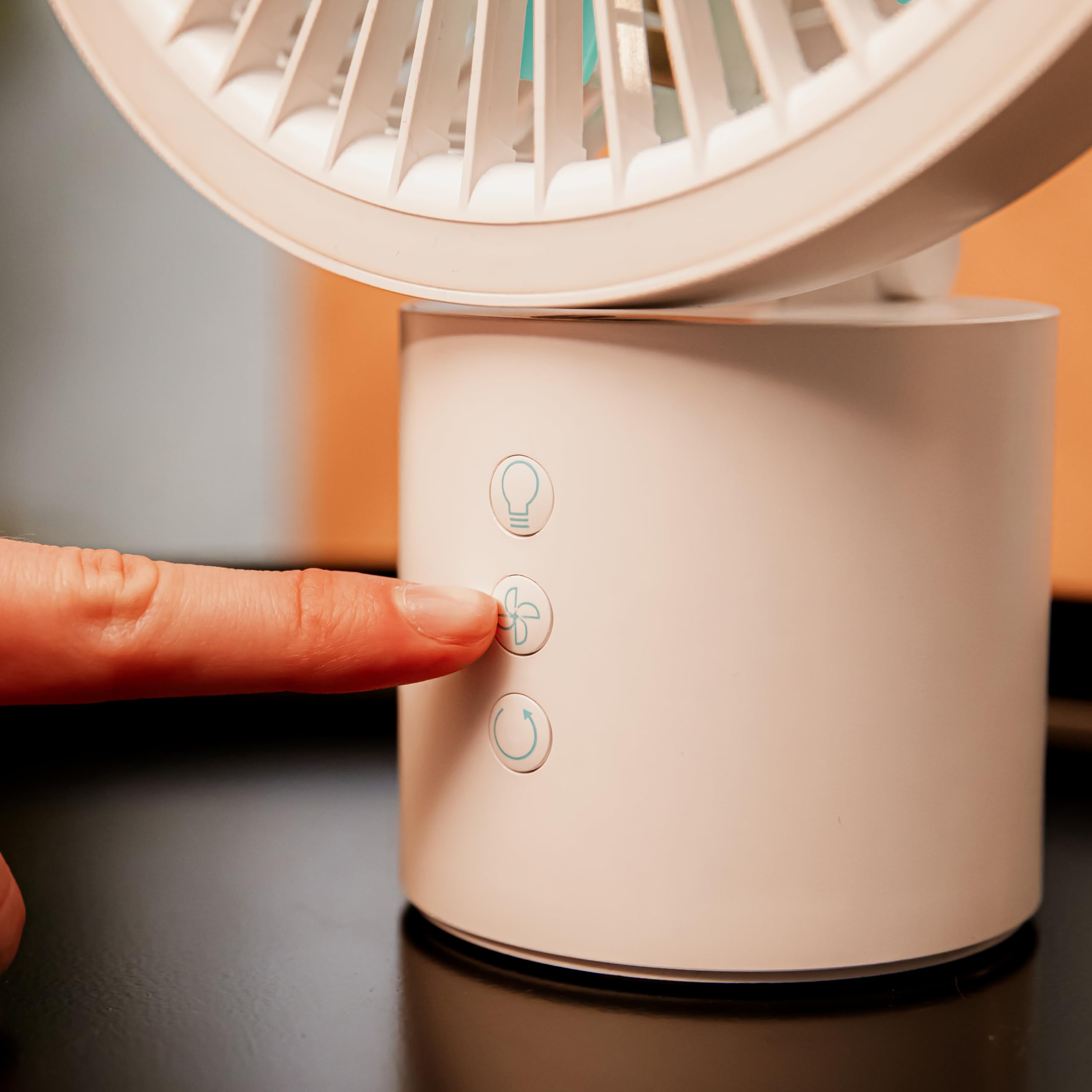 Cecotec Ventilador de Sobremesa a Batería EnergySilence 8000 Portable Light Desk, 8000mAh, Gran Autonomía, 8 Pulgadas, Aro LED, Oscilación 360º, Inclinación ajustable, 4 Velocidades