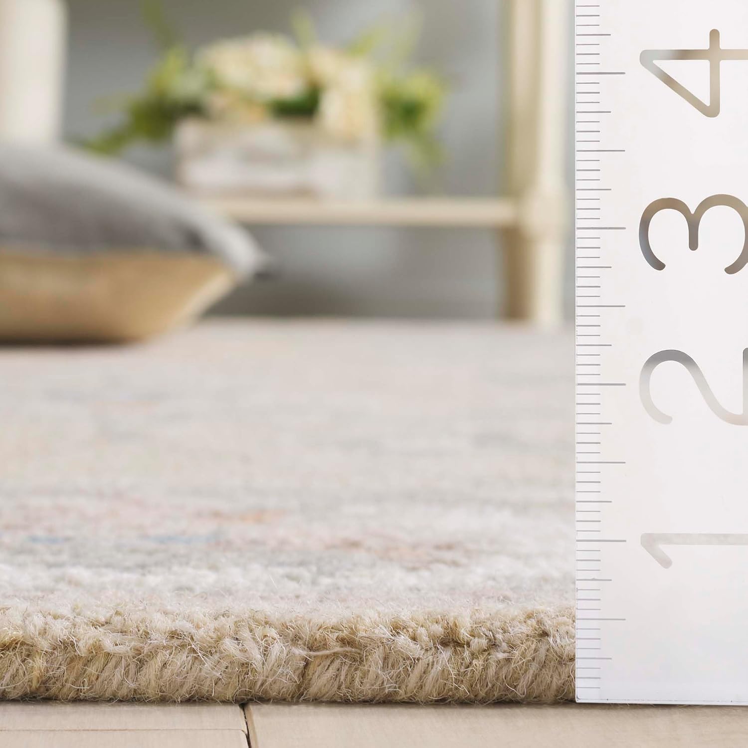 SAFAVIEH Area Rug 8x10 - Heritage Collection - Large - Beige & Ivory, Handmade Wool, Ideal for Living Room, Bedroom, Dining Space (HG125B)
