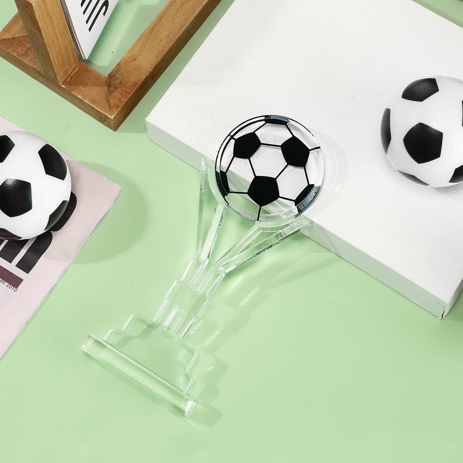 Moucuny 1 trofeo de fútbol de acrílico pequeño premio de fútbol de 6.69 x 2.76 pulgadas, juego de campeonato, premio de balón de fútbol, regalo de entrenador de fútbol acrílico, regalo para atletas
