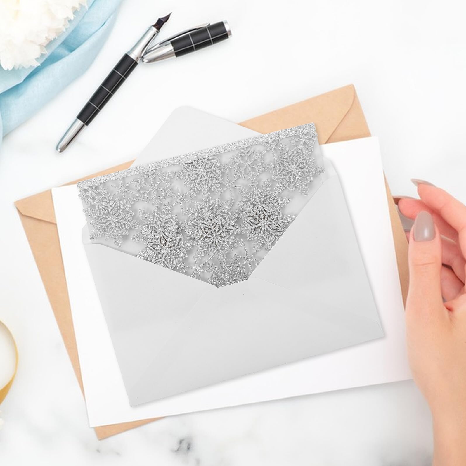 GARVALON 10 Stück Hochzeitseinladungsset mit Schneeflocken Motiv Silberfarbene Einladungskarten aus Papier mit Umschlägen Glitzernde Winter und Weihnachtskarten für Brautparty und