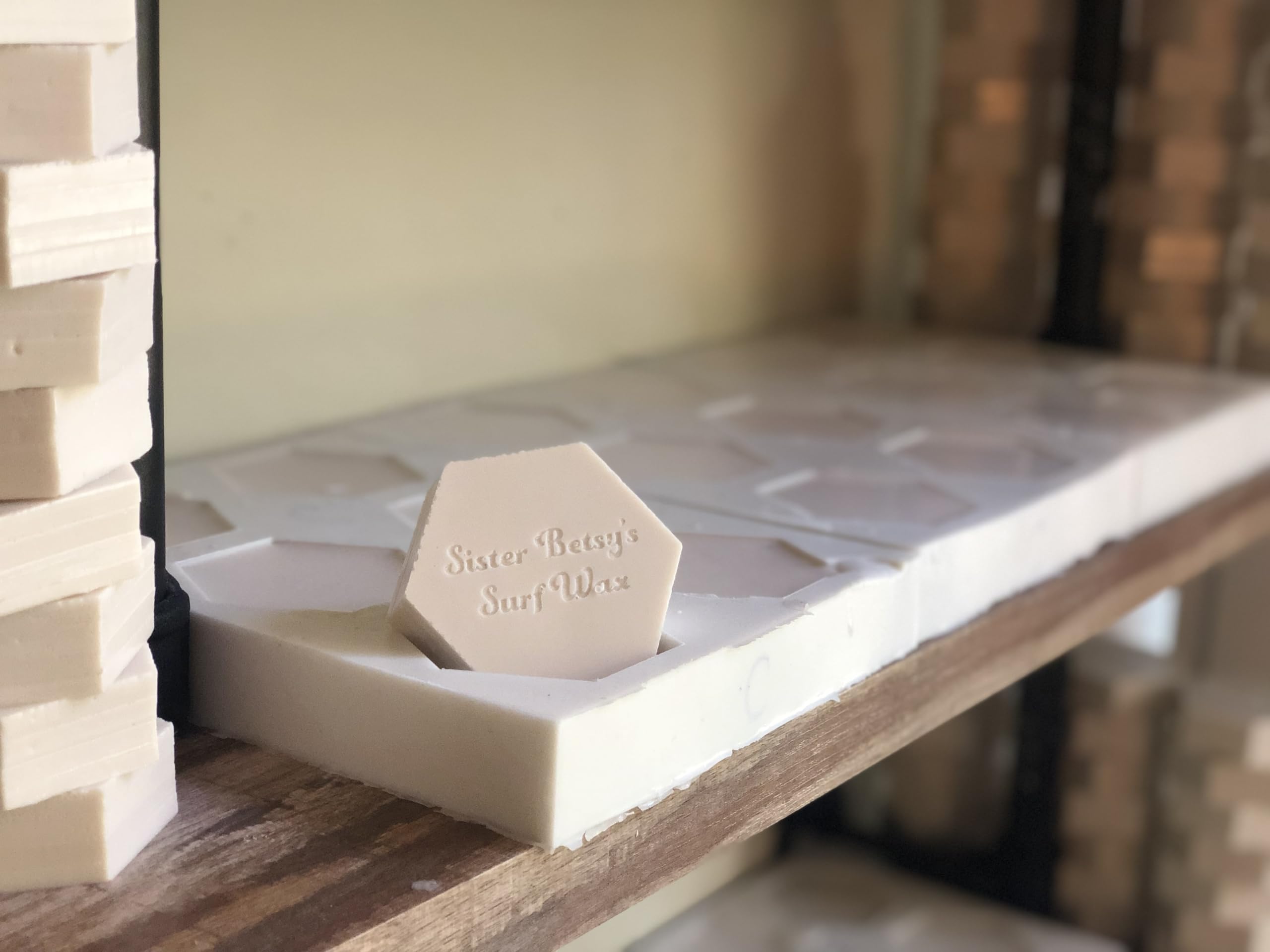 Sister Betsy's Surf Wax, The Black Label, cera para tabla de surf, blanco, paquete de 6