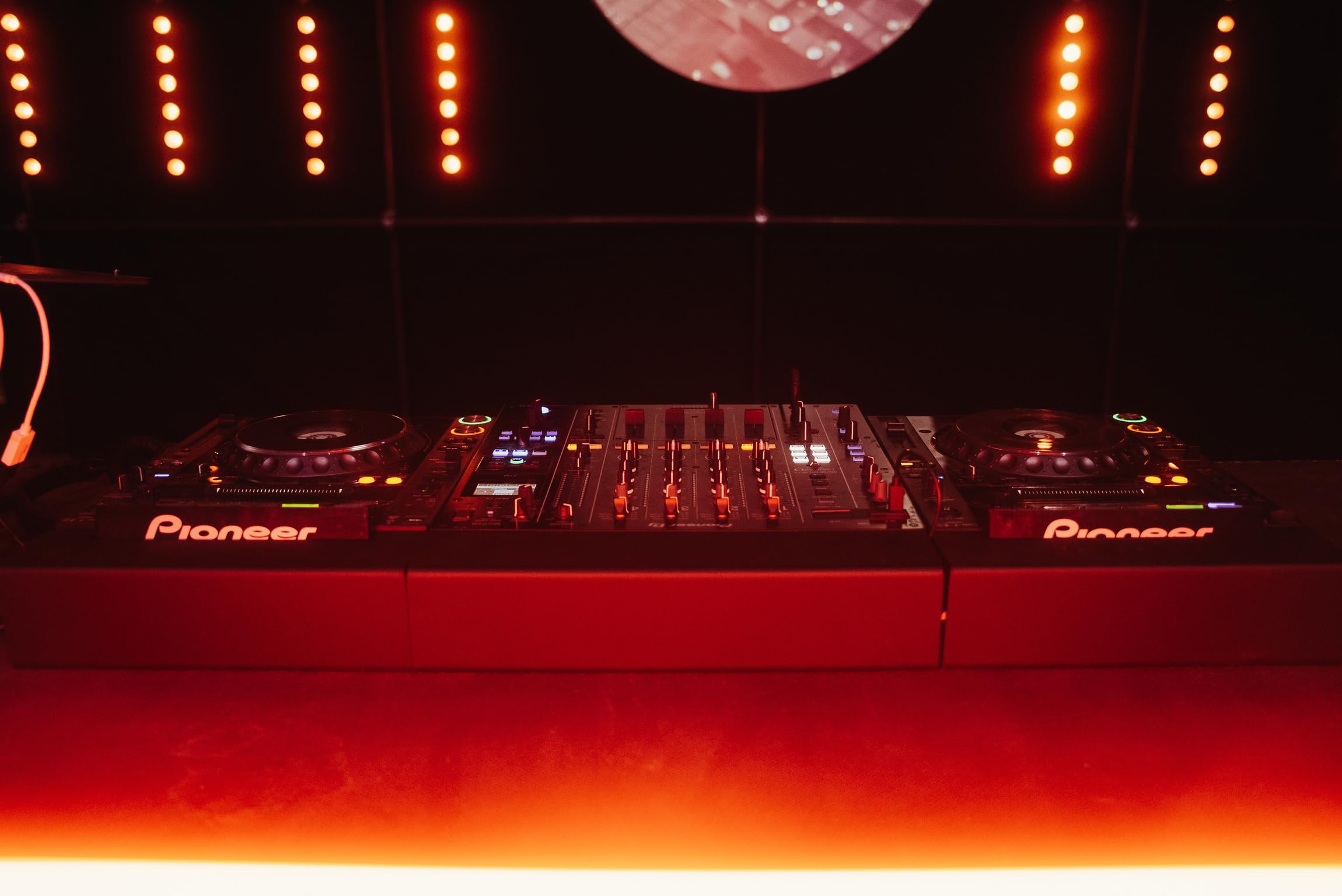 Kabelabdeckung kompatibel mit Pioneer CDJ 3000 – Kabelabdeckung mit integriertem Kabelkanal, minimalistisch, hochwertig, modern, funktional, professionell.. Made in Germany