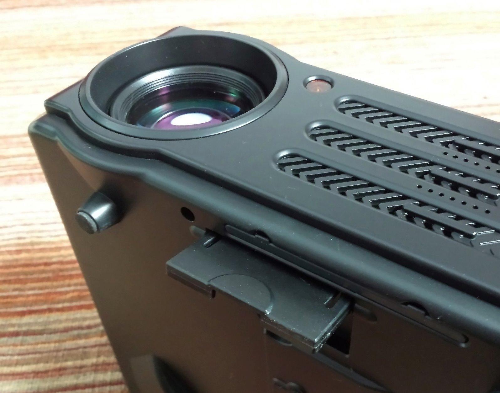 Nahoru view of Artlii projector showing control buttons and focus/keystone dials