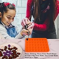 Vista 5 de Sakolla Paquete de 2 Moldes de Silicona para Dulces de Calavera Gomosos, 40 Cavidades, Moldes de Calavera de Silicona con 2 Goteros para Halloween