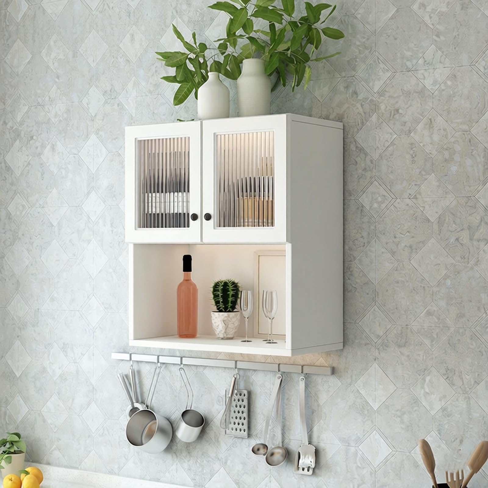 Armario de pared con puertas de cristal para organizar tu cocina y baño con estilo