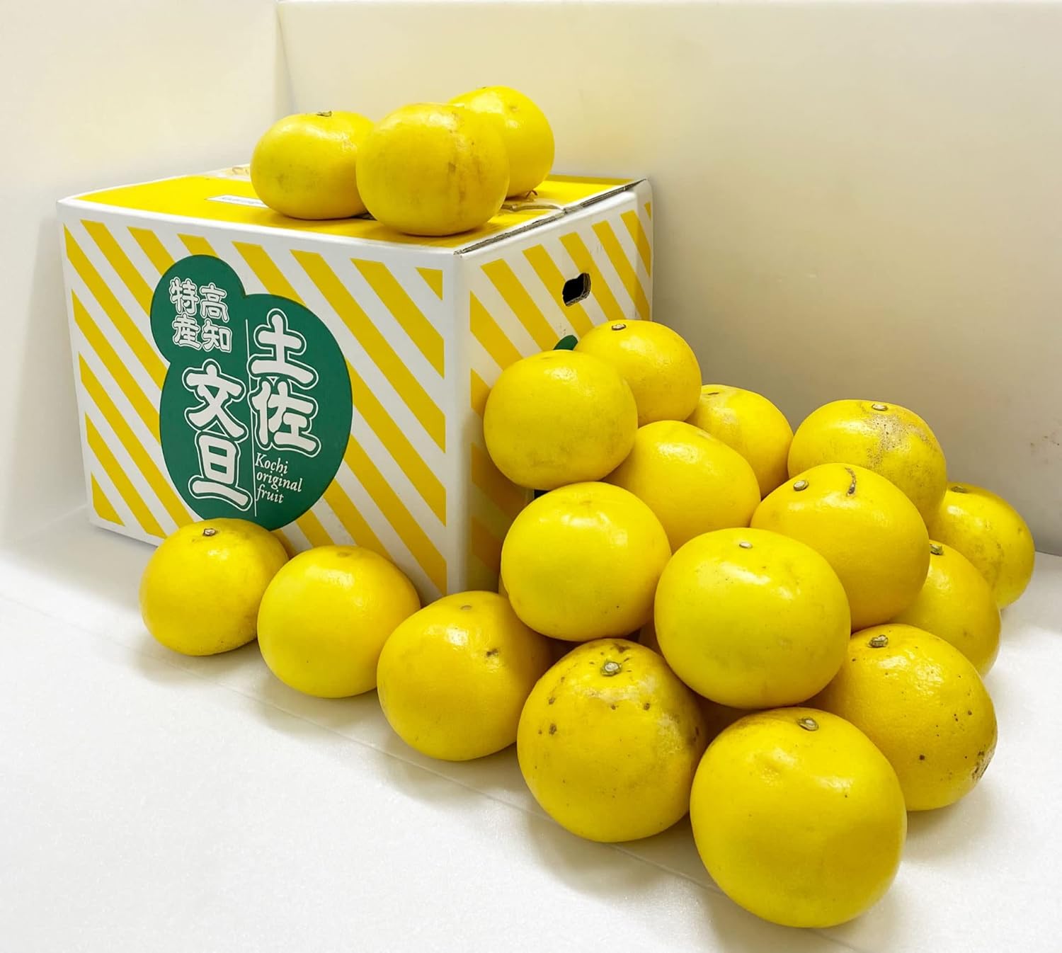 Amazon.co.jp: 高知産文旦 土佐文旦 訳あり ご家庭用サイズお任せ (約20〜30玉）10kg 高知県産 ぶんたん 露地土佐文旦 ...