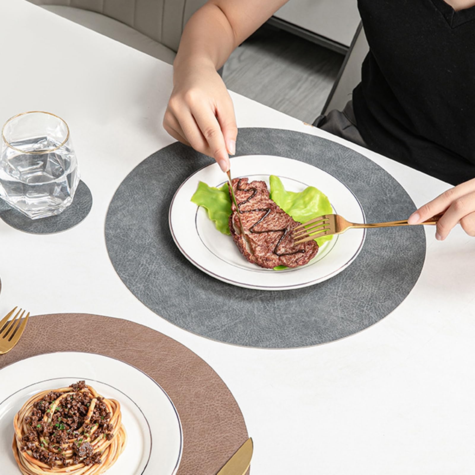 Zestaw 6 podkładek, szare podkładki pod talerze 33 cm, dwustronne, jednolity kolor, tekstura skóry bydlęcej, okrągłe podkładki antypoślizgowe na stół w jadalni