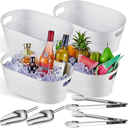4 tinas de bebidas galvanizadas aisladas con 2 cucharas de hielo y 2 pinzas de acero inoxidable, cerveza fría, bebidas galvanizadas, fiestas en