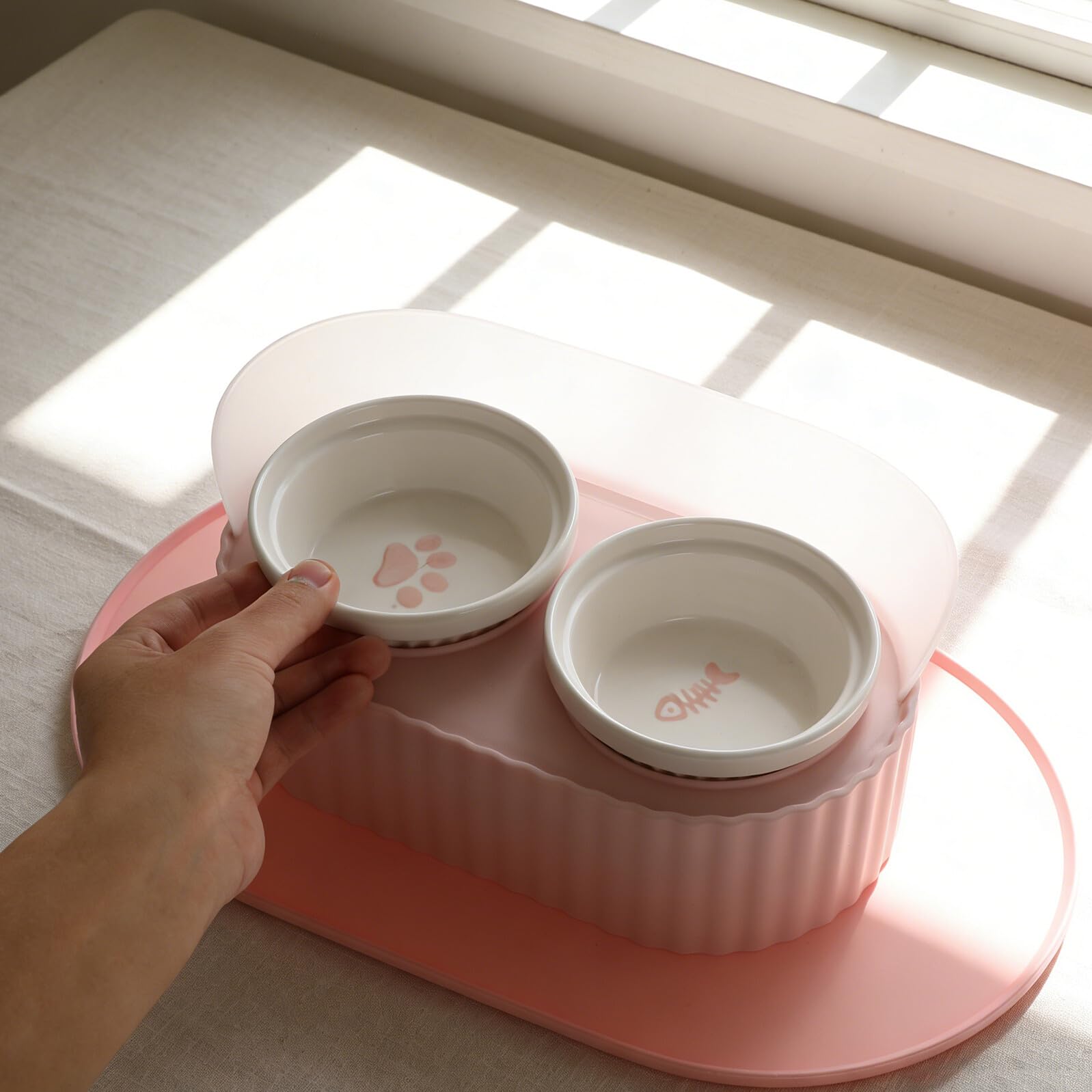 Lurrose Gamelle Surélevée pour Chat en Céramique 350 ML Double Bol avec Support Antidérapant et Tapis Imperméable pour Nourriture et Eau Bol pour Chat en Céramique Ensemble 1 Pièce