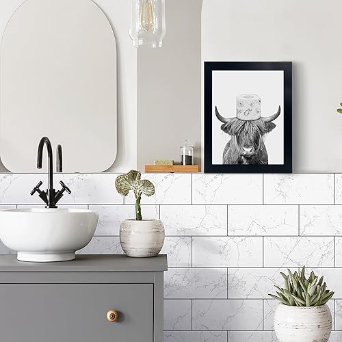 Vista 3 de YongArt Decoración de baño enmarcada en negro, divertido arte de pared de vaca de las tierras altas en bañera, 8 x 10 pulgadas Arte de pared de vaca