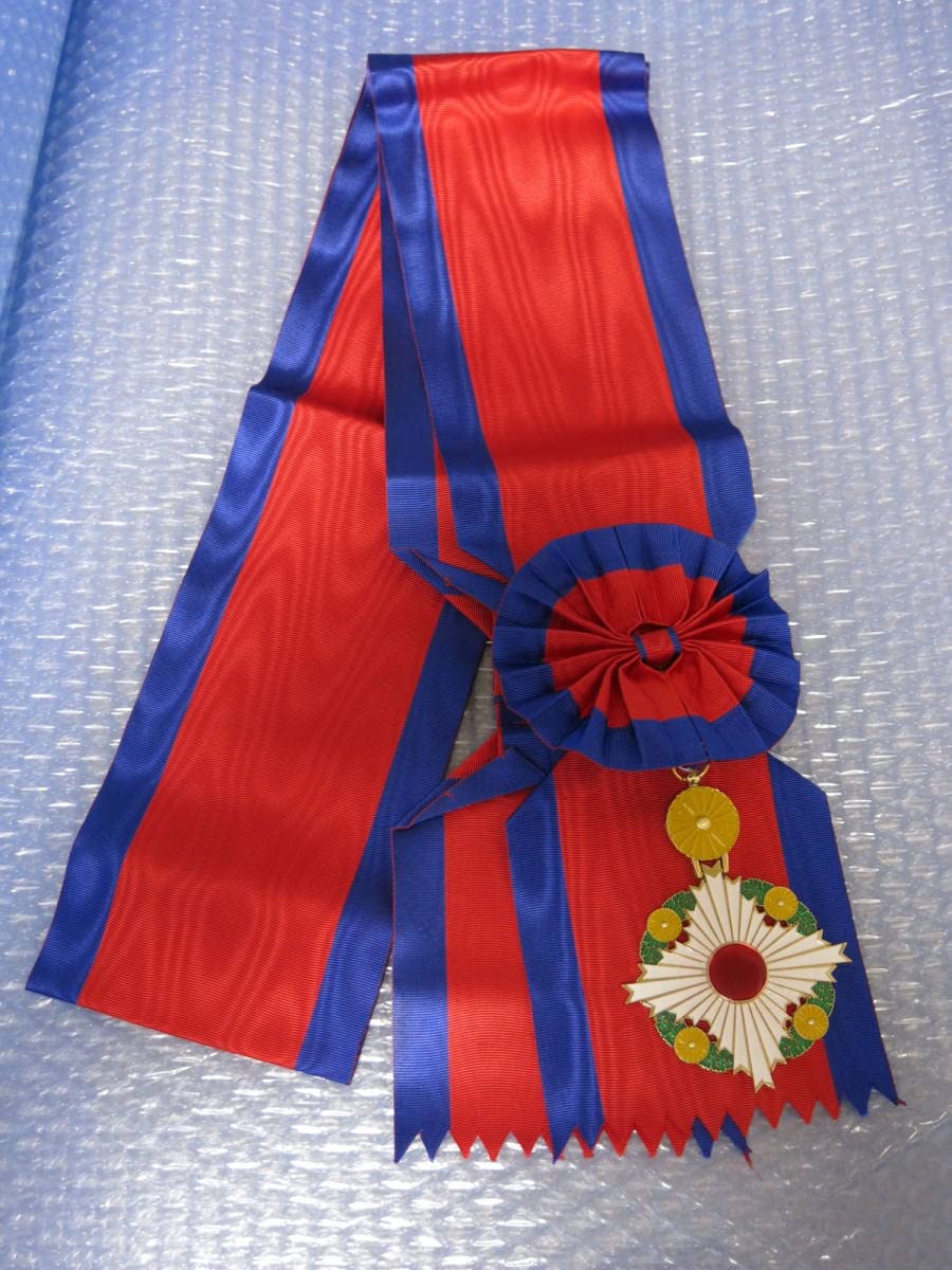 T*A様 日本勲章　菊花章　金属製　レプリカ Amazon.co.jp: 大勳位菊花章頸飾 専用収納木箱付 日本勲章 菊花章