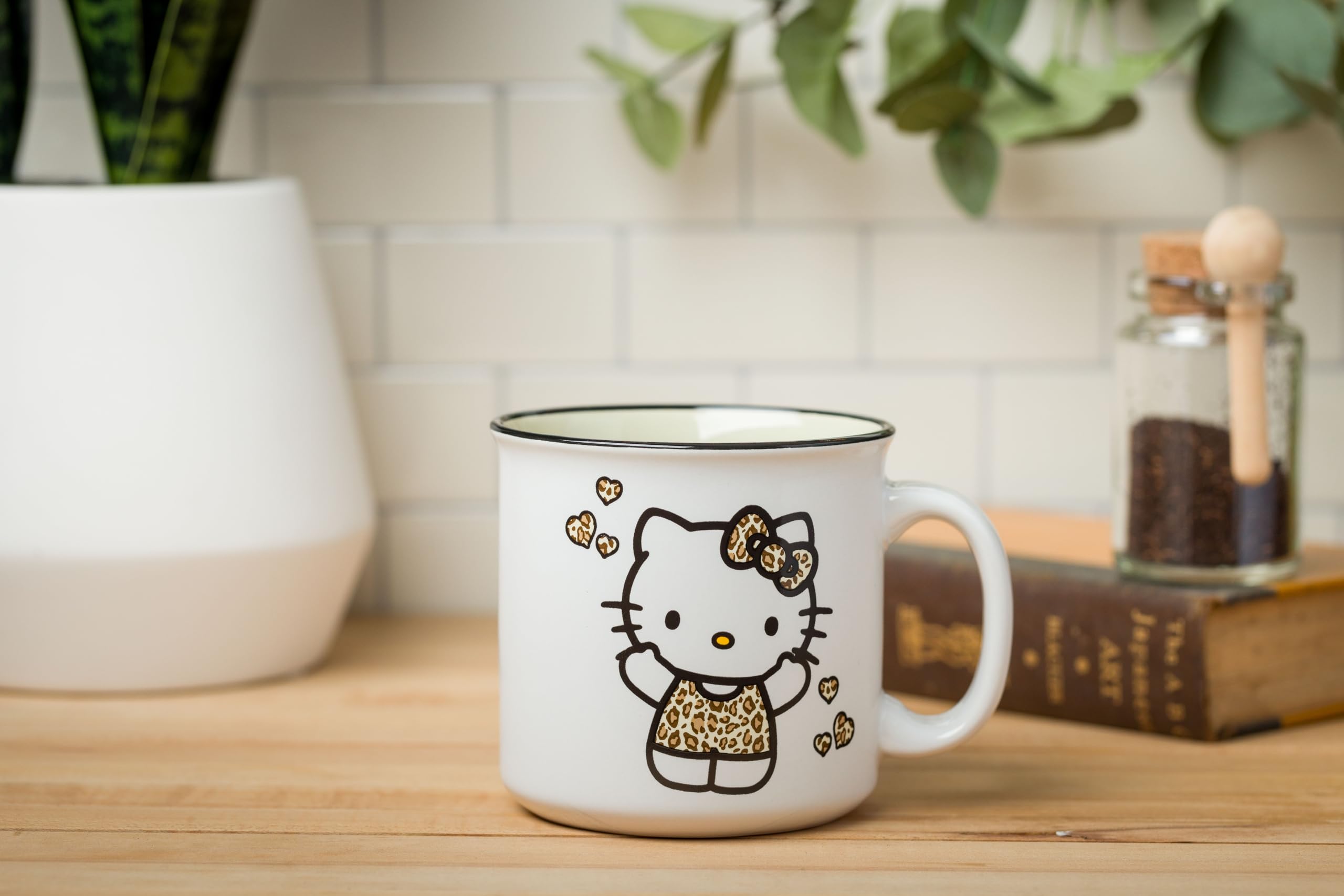 Silver Buffalo Sanrio Hello Kitty Leopard Outfit Keramik Camper Tasse, 590 ml | 0,59 Liter