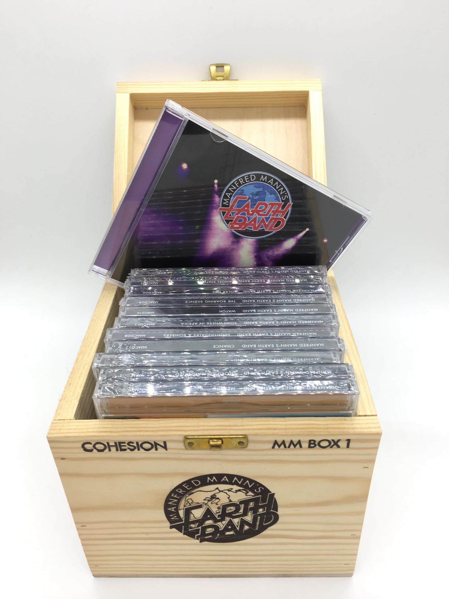 Manfred Mann’s Earth Band – 2000 Concerts…And Counting (limitierte Holzbox inklusive 12 CDs / exklusiv für Deutschland)