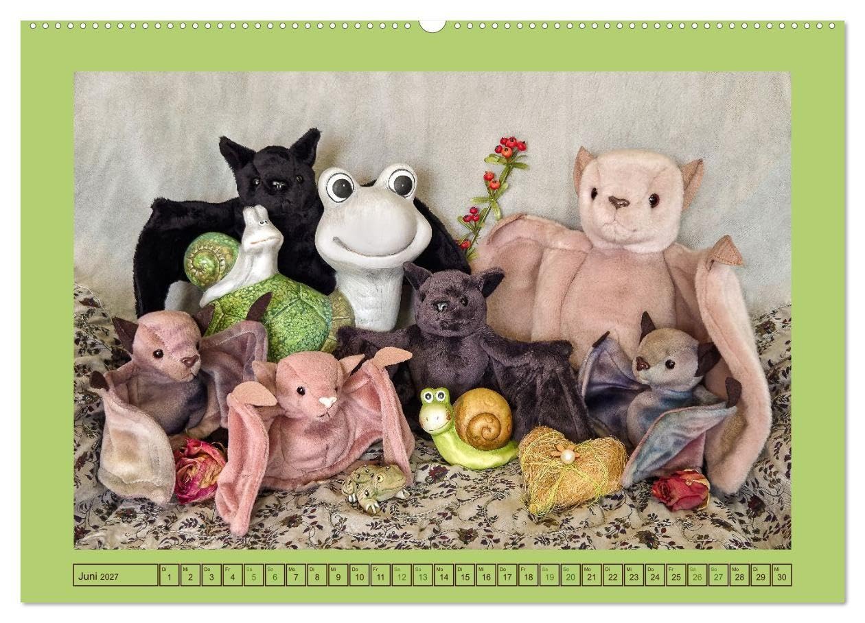 Kuschelige Besucher - unterwegs mit Stoff-Fledermäusen (hochwertiger Premium Wandkalender 2027 DIN A2 quer), Kunstdruck in Hochglanz: Dunkelbunte Abenteuer mit Biss (CALVENDO Hobbys)