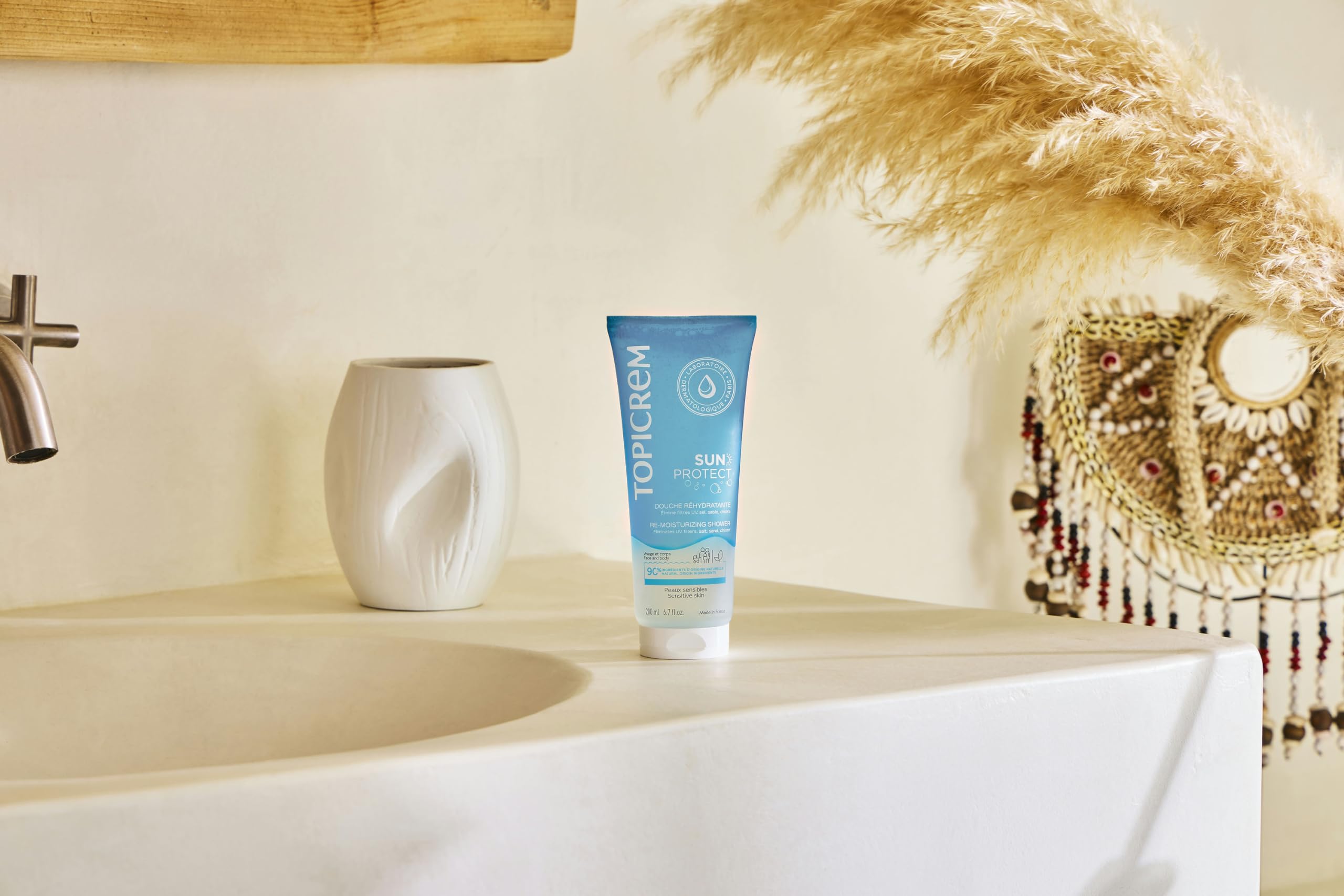 Topicrem - Sun Protect, Douche Réhydratante - Nettoie, Hydrate, Nourrit, Apaise la Peau, Élimine les Résidus de Protection Solaire - Soin Peaux Sensibles - Gel Douche Après-Soleil - 200 ml