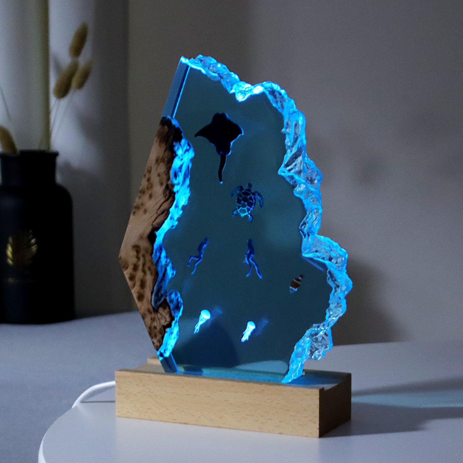 Dekorative Ozean-Skulptur mit Leuchte, 3D-Nachtlicht aus Kunstharz in Form eines Ozeantauchers, LED-Ozeanlicht. Inklusive USB-Kabel und Holzsockel, 22 x 17 cm