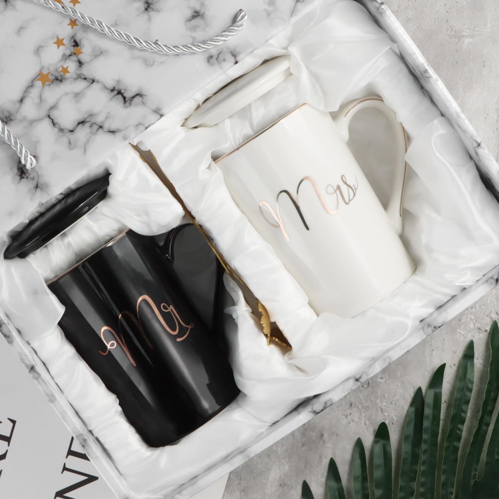 Mr und Mrs - Set di 2 tazze da caffè in ceramica con cucchiaio, regalo per matrimonio, fidanzamento, San Valentino, anniversario, Natale, bianco e nero