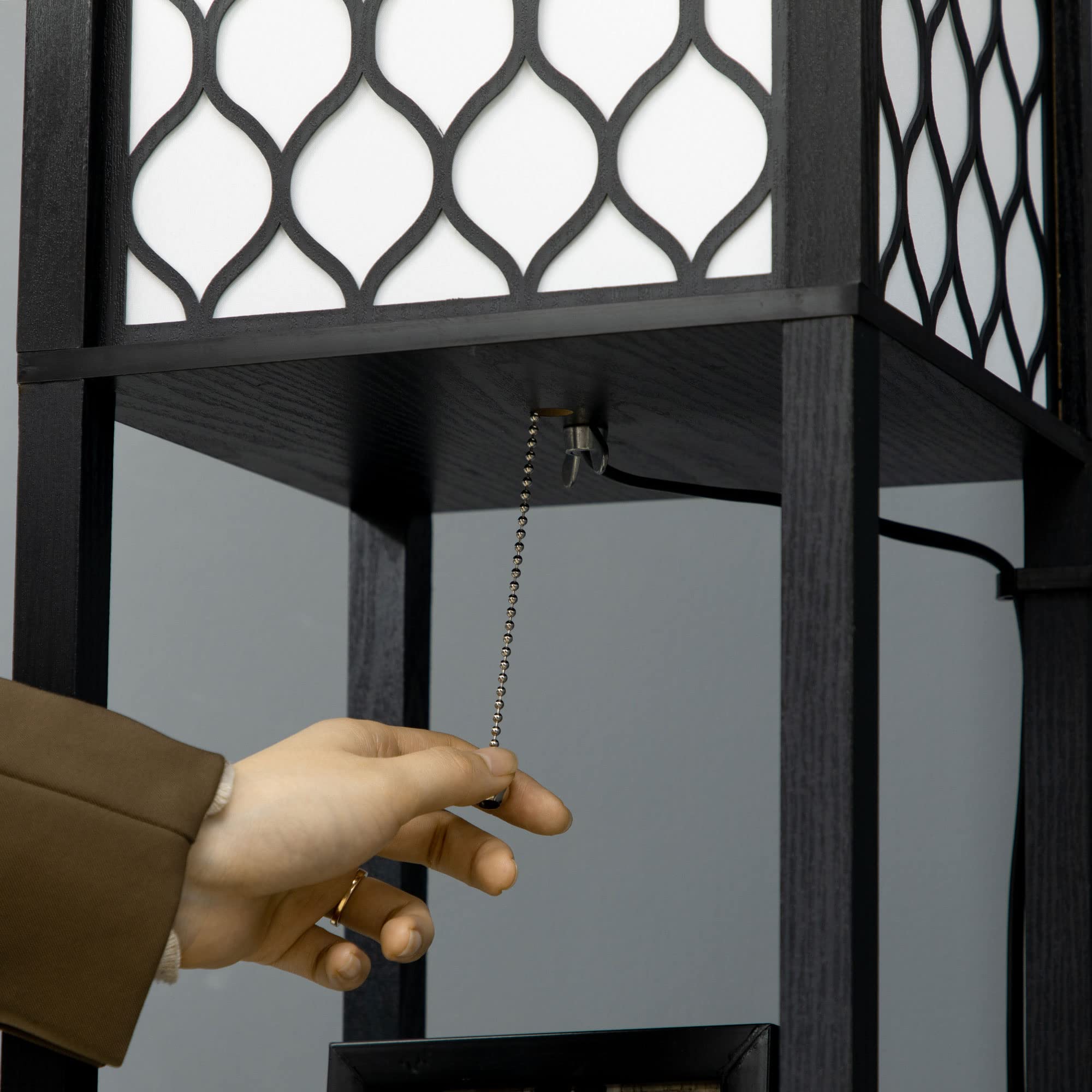 HOMCOM Lampada da Terra a Colonna in MDF e Plastica PP con 2 Ripiani, per Soggiorno, Studio e Camera da Letto, 26x26x156 cm, Bianca e Nera