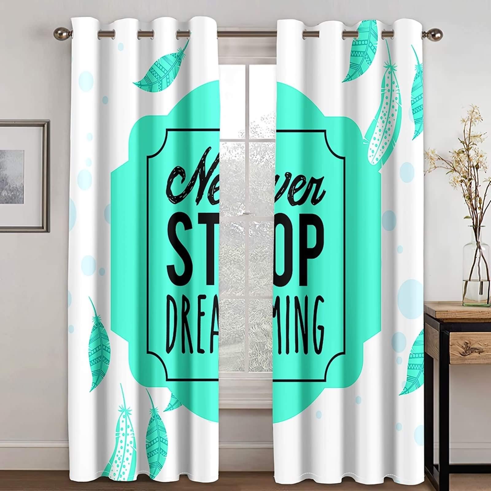 Rideaux occultants blancs et verts pour une chambre parentale apaisante
