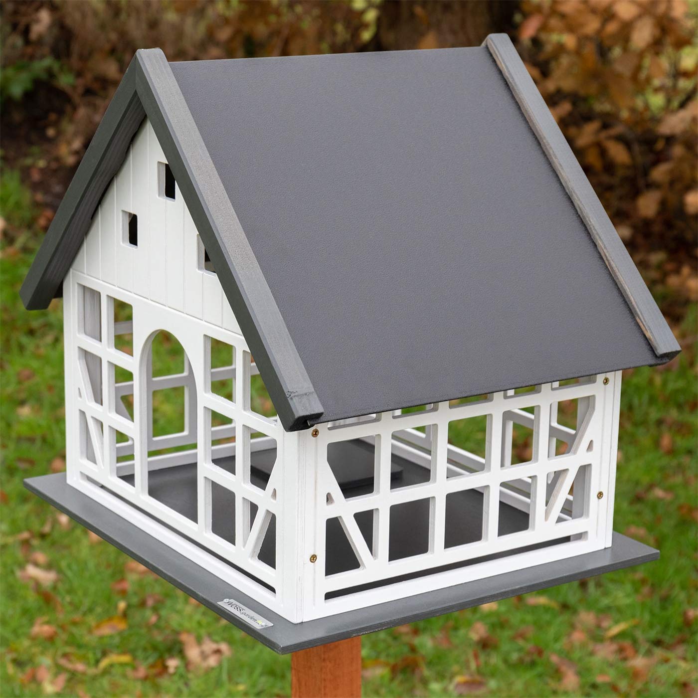 VOSS.garden Vogelhaus Belau weiß Fachwerk mit Metalldach Fachwerkstil mit Bodenluke Vogelfutterhaus Vogel Futterhaus Vögel ohne Ständer Garten Futterstation Vogelfutterstation