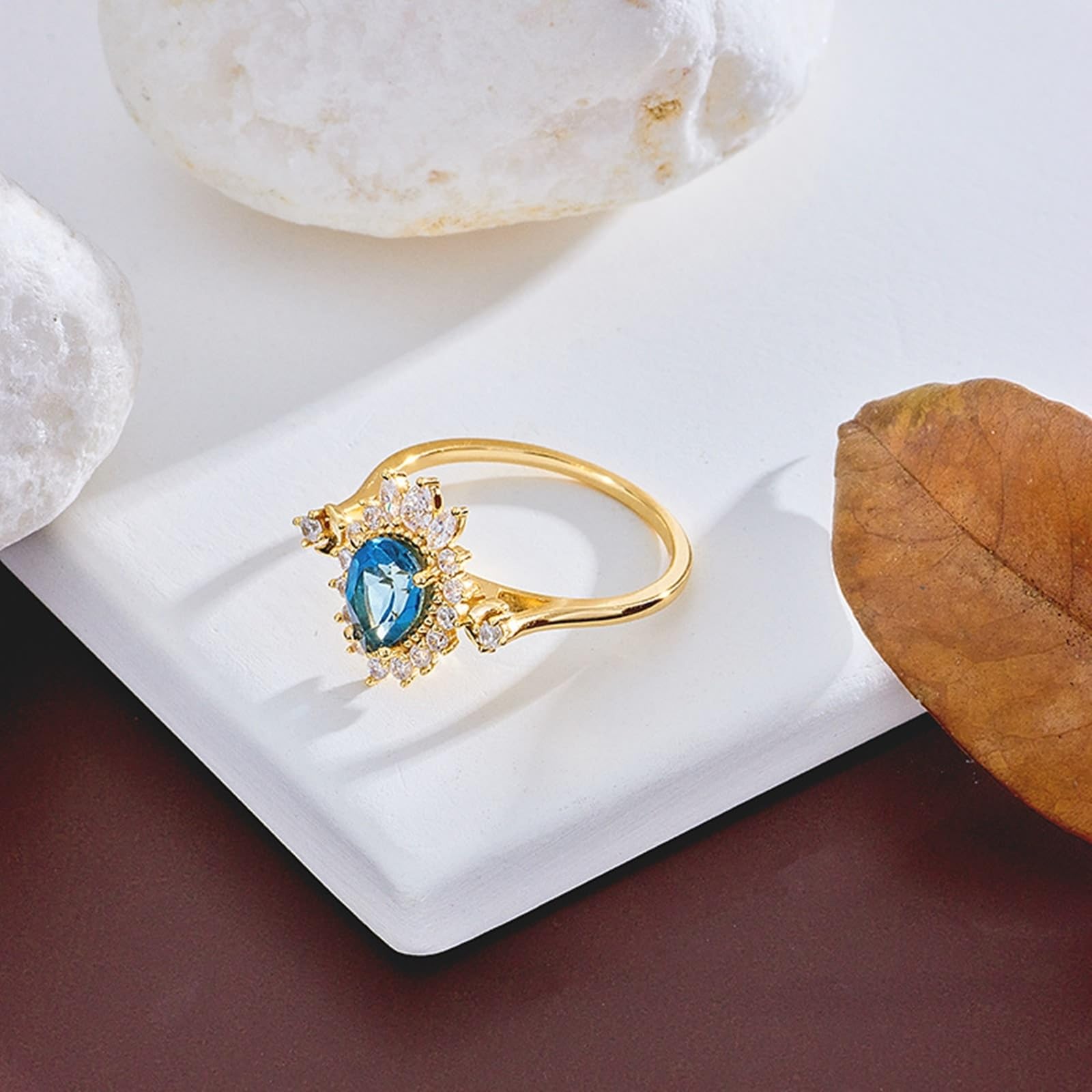 Anillo de boda de oro amarillo Au 375/585/750 con gotas de topacio azul, forma de flor