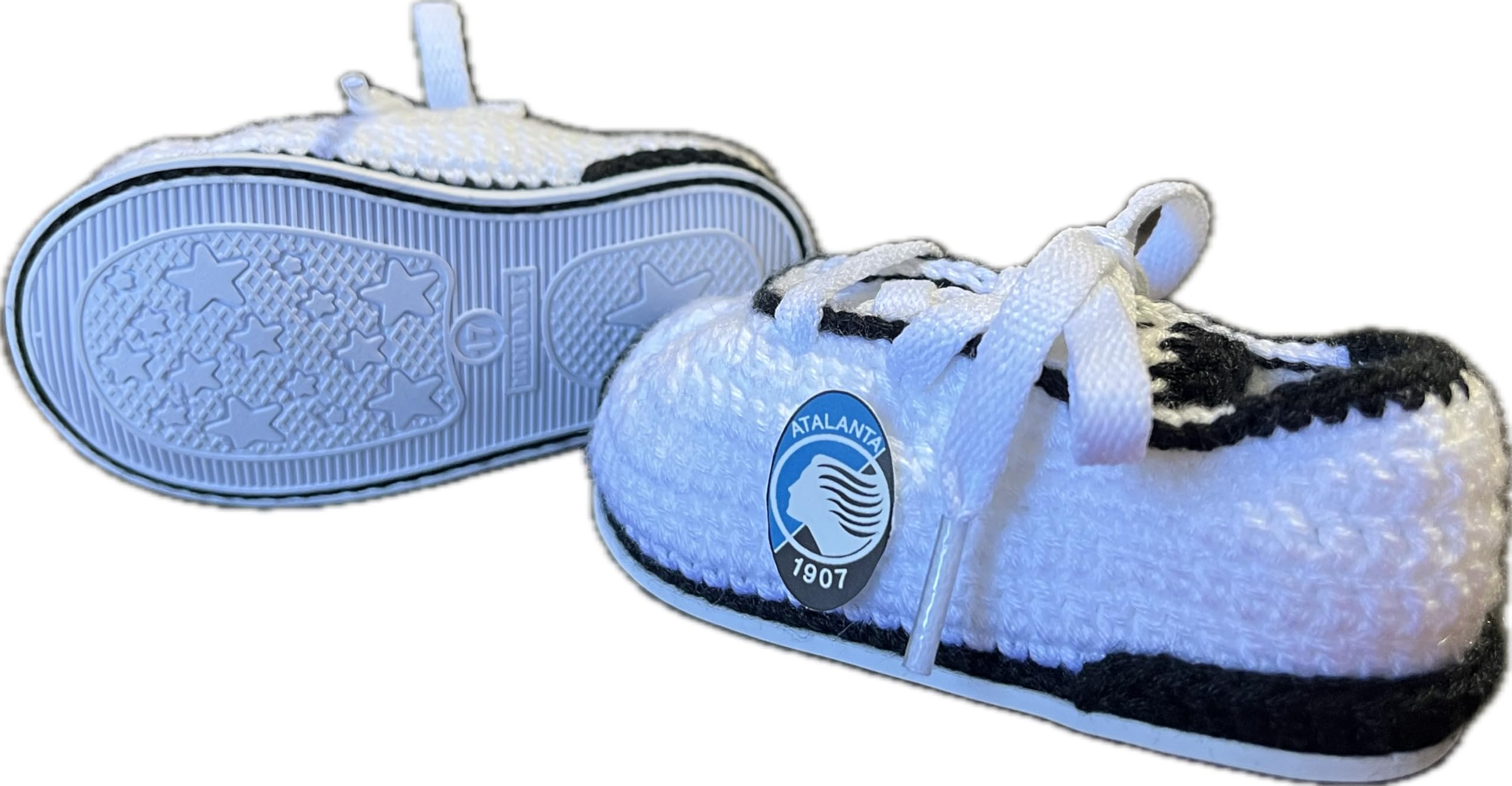Scarpini da calcio del Atalanta realizzati all'uncinetto per neonati. Personalizzato con lo stemma della tua squadra, disponibile nelle taglie da 0 a 12 mesi. Ti regaliamo il nome del bambino inciso