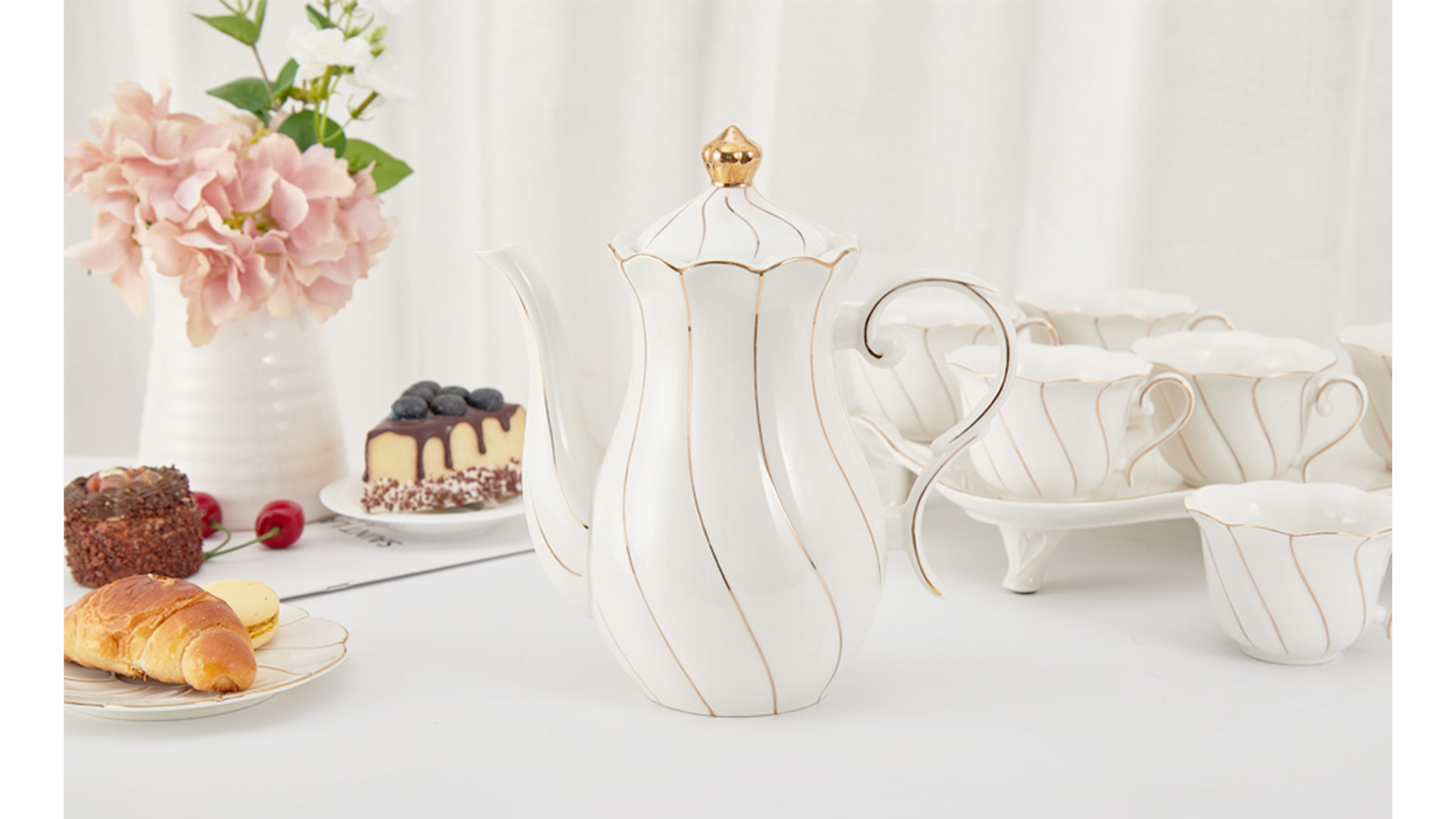 Ensemble de thé en porcelaine avec tasses de luxe à bord doré, ensemble de théière en céramique avec plateau, cafetière - Chine Théière en fonte et théière et tasse prix