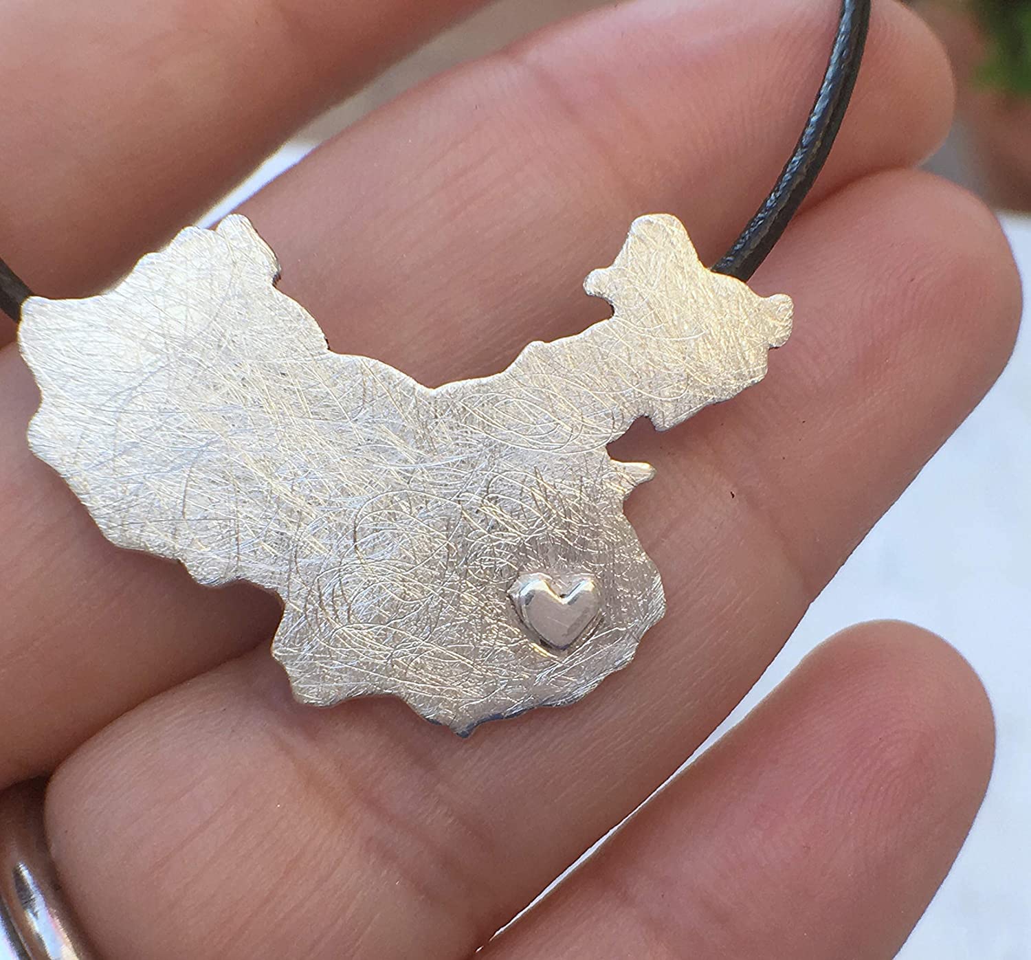 Collar China Mapa Plata con corazón - Hecho a Mano - Colgante China co Cordón Vegano de Algodón con Cierre de Plata - AfricanDreamland