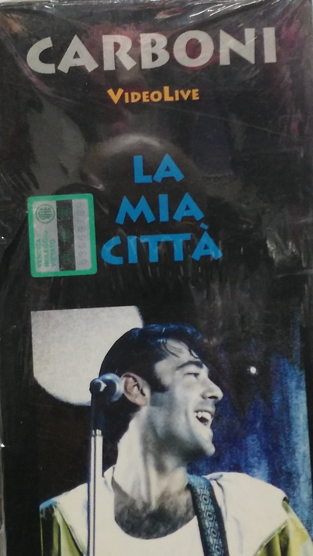 Luca Carboni y la nostalgia de la Mia Citta en un pack de colección con VHS y CD