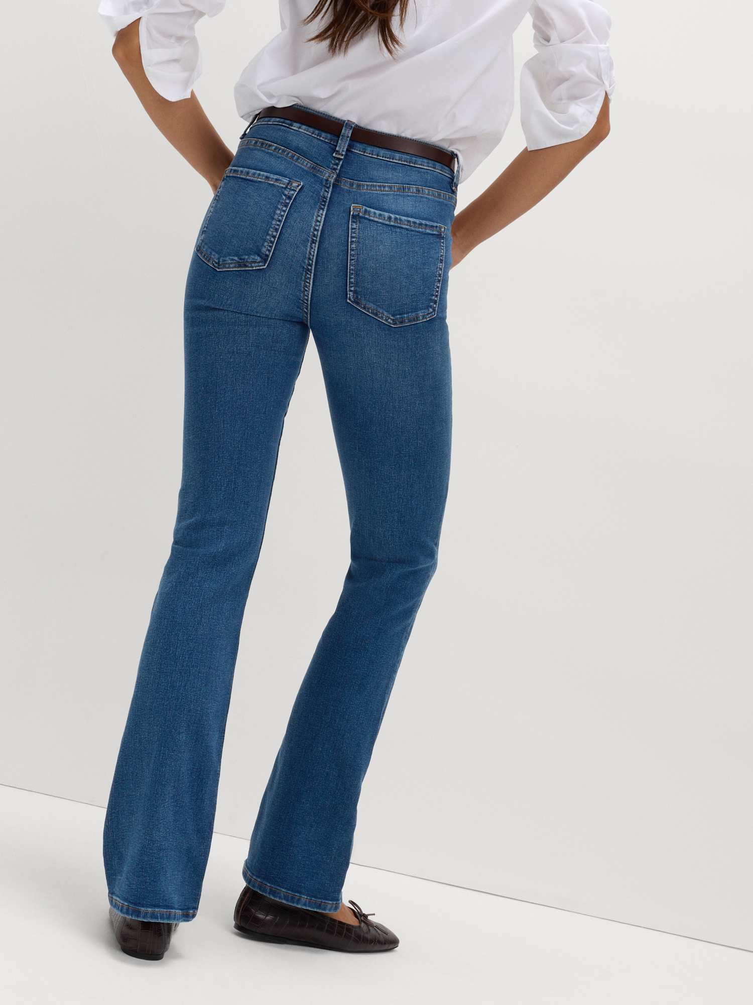 Marks & Spencer Damen Baumwolle Hose Regular | Mit mittlerem Bund, Beinform: Bootcut, Waschung: Mittelblau, Zum Reinschlüpfen, Leicht