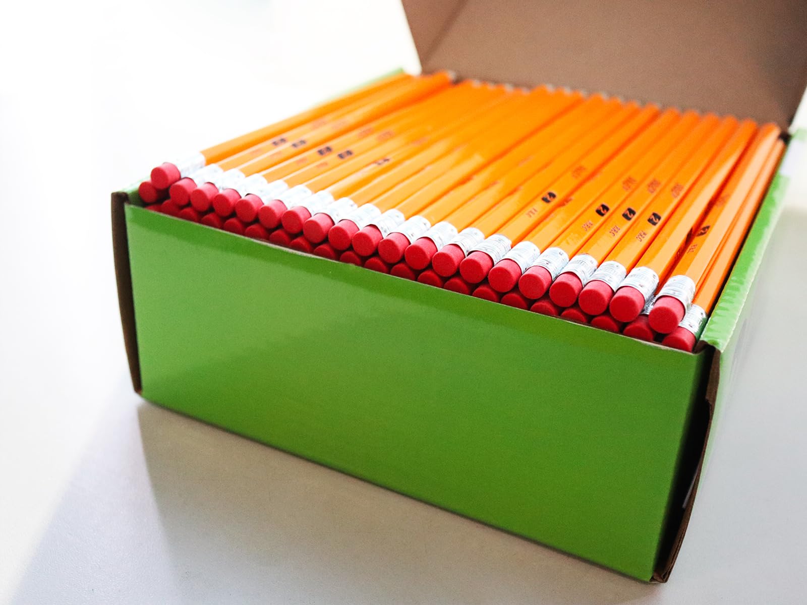 S & E TEACHER'S EDITION Lot de 200 crayons en bois #2, pré-aiguisés, 2 mines HB en vrac, crayons n°2, crayons jaunes avec gommes