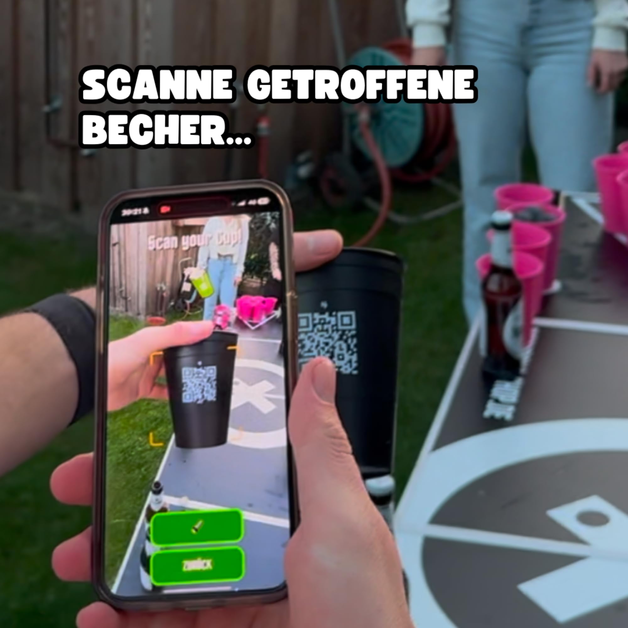 Beer Pong con app e 3.000 compiti divertenti, 22 bicchieri riutilizzabili in plastica dura, made in Germany, il regalo di compleanno più cool, gioco per bere [nero/rosa] (set da 10 palline)
