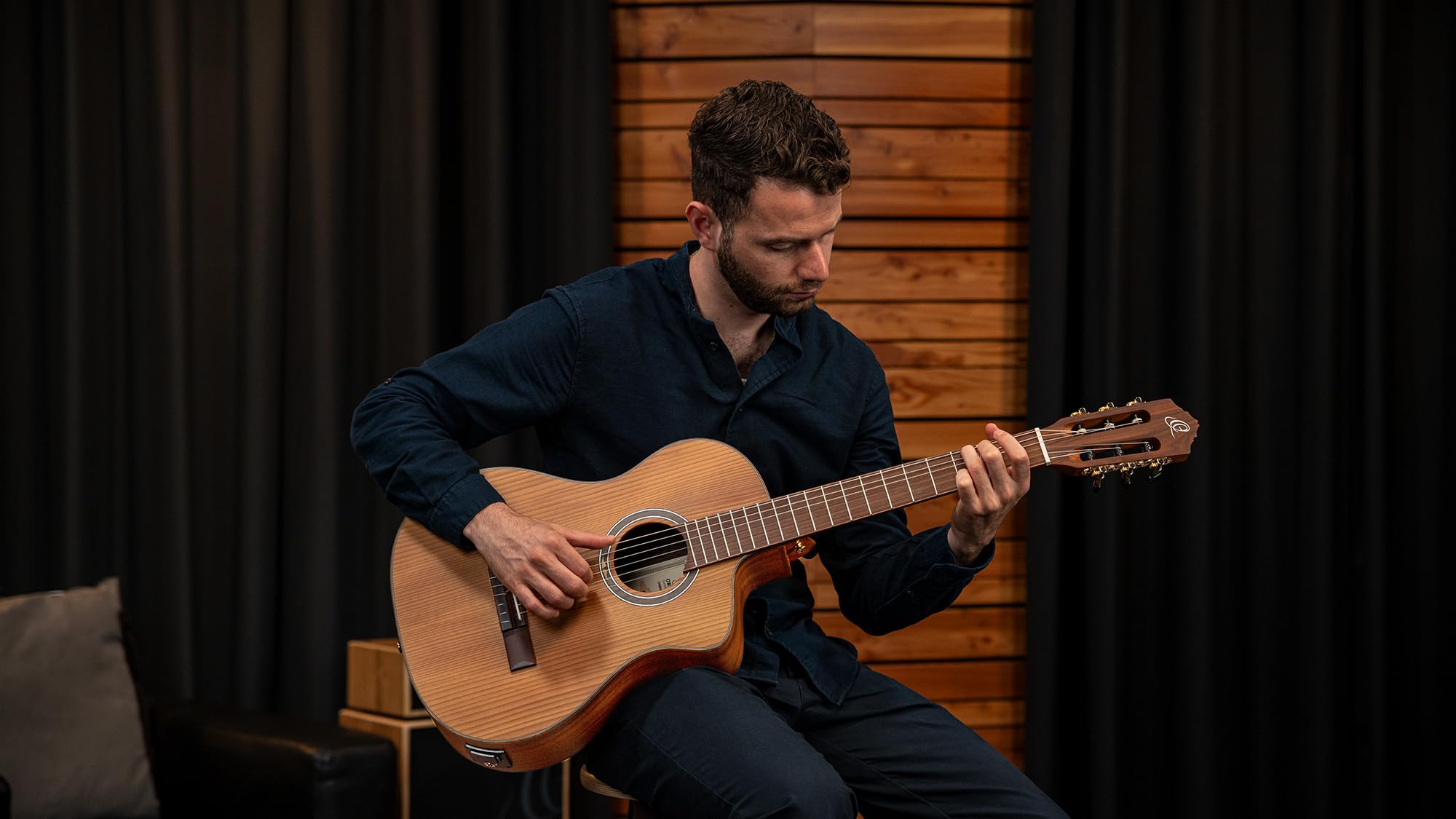 Ortega Guitars Guitarra de concierto tratada térmicamente, cuello extrafino, serie térmica, electroacústica, incluye funda de pícea, Pao Ferro (RCE23RO)