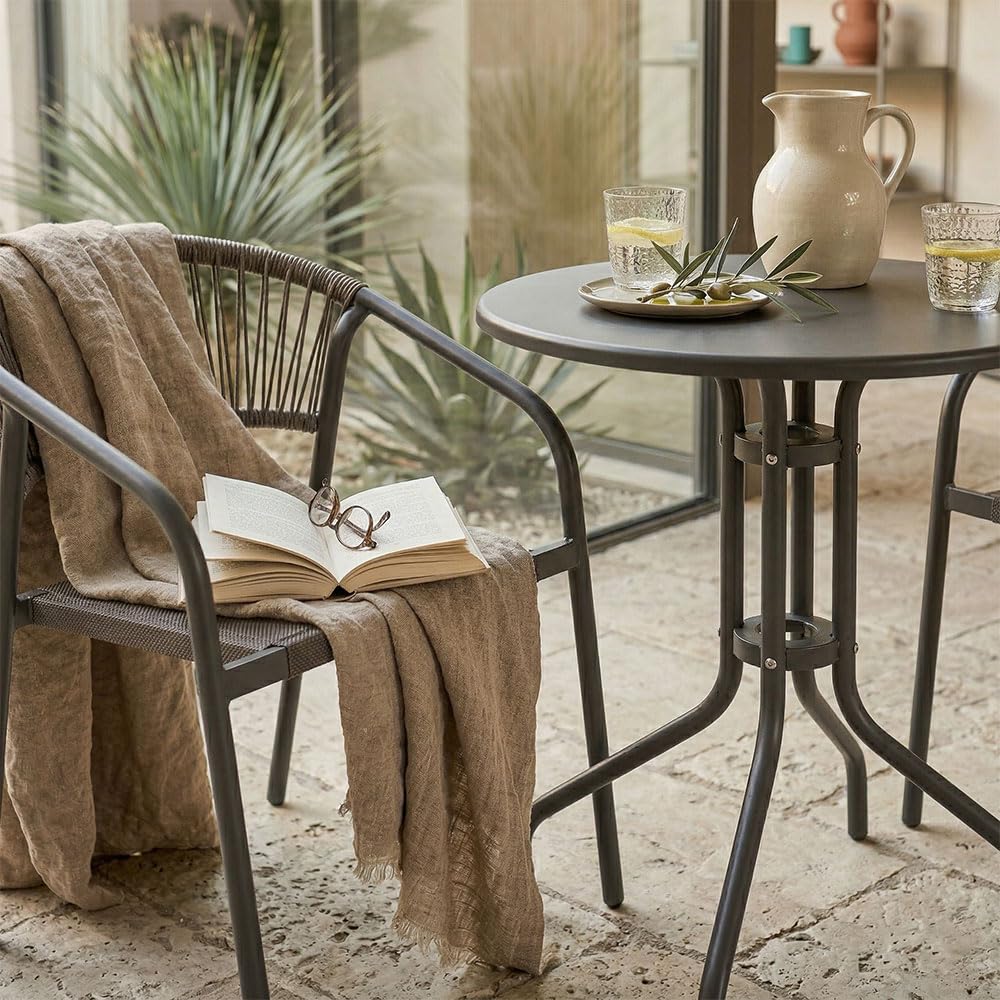 UBERTI. Set bistrò da balcone tavolino rotondo in metallo e 2 sedie in metallo con braccioli impilabili con schienale in corda, set salvaspazio per veranda e giardino - Max & Gaia (Grigio Scuro)