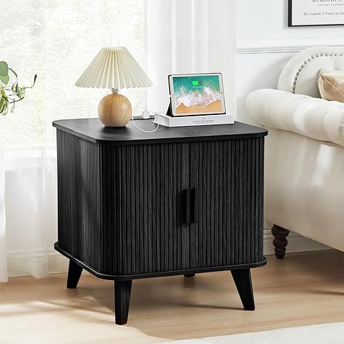 AVZEAR Mesa auxiliar cuadrada grande de 24 pulgadas con estación de carga, mesa auxiliar de sofá acanalada de granja con puerta corredera y