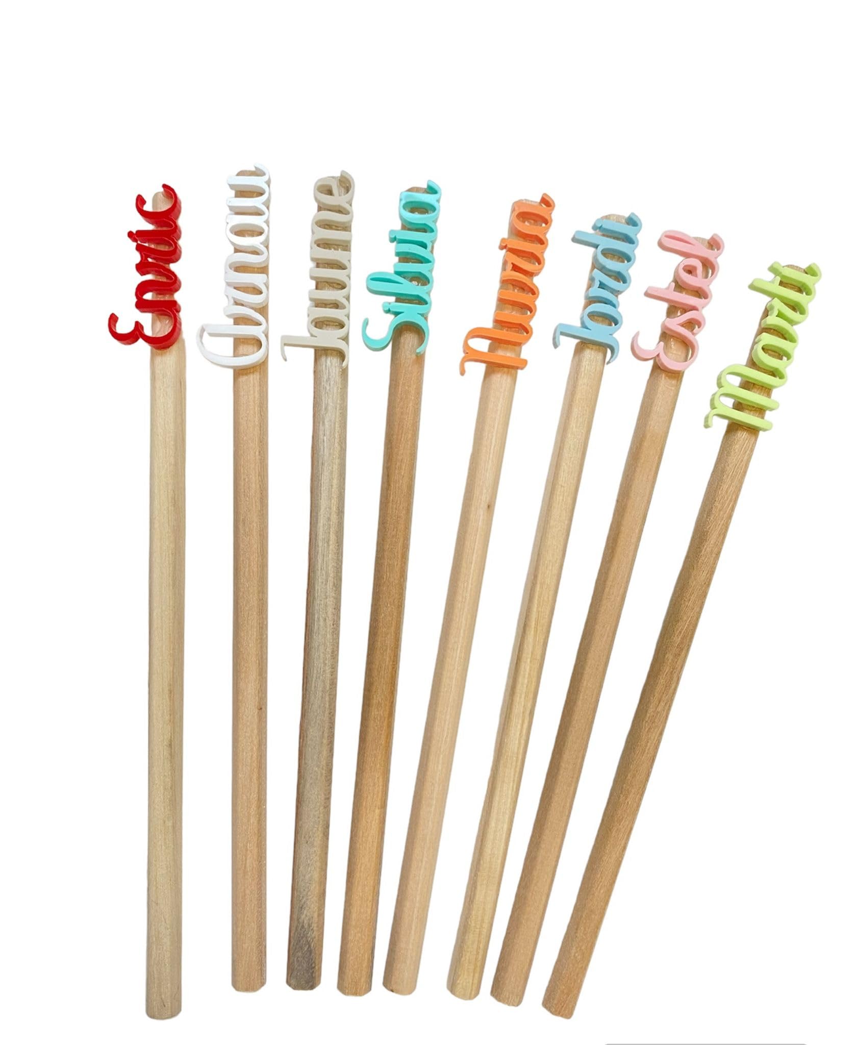5 Lápices personalizados con nombre en madera o metacrilato de colores. Marcasitios. para bautizos, comuniones,bodas, cumpleaños, regalos, empresa, eventos y más. marcasitios madera. regalo boda.