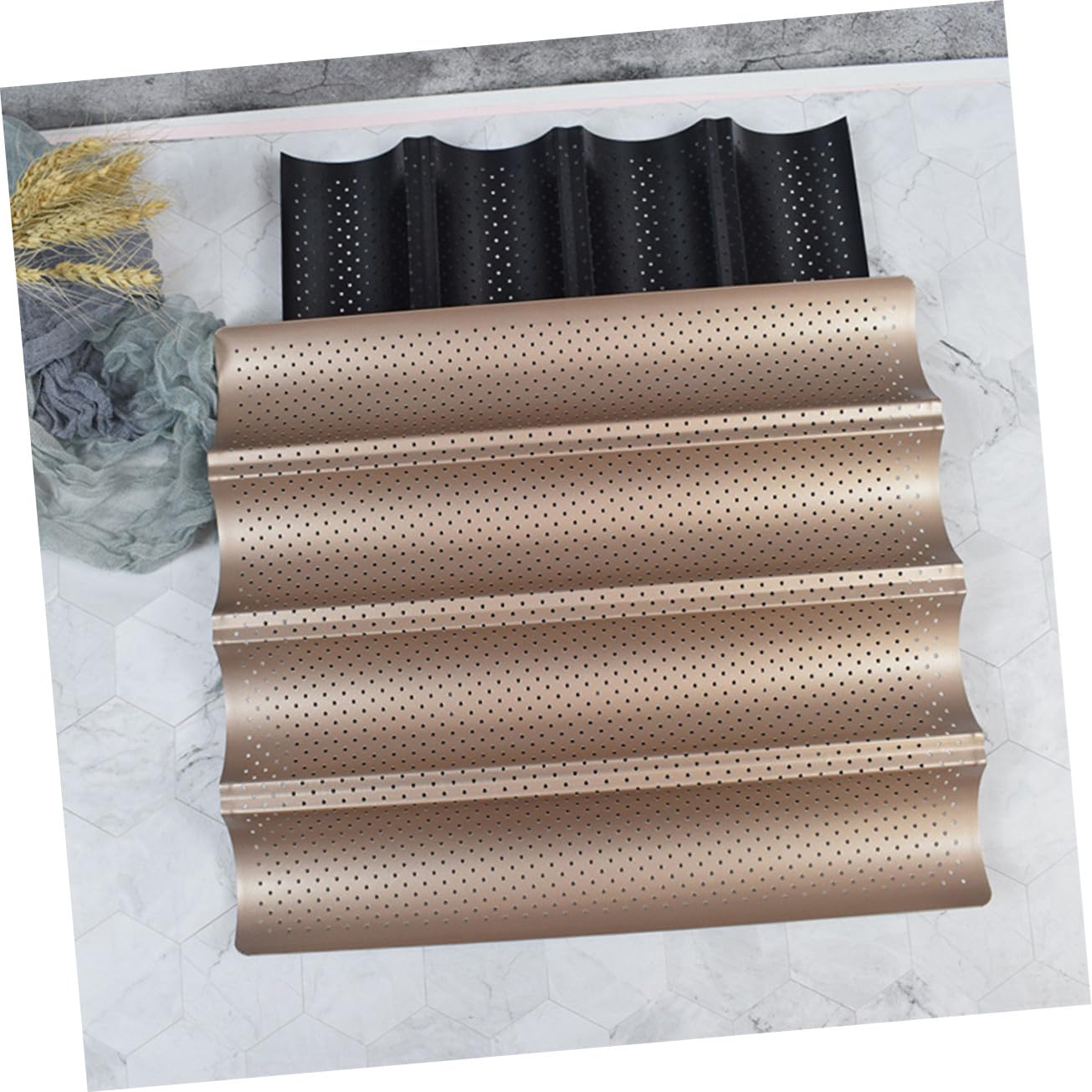 Baguette Backform Perforiertes Backblech aus Hitzebeständigem Material Antihaftbeschichtetes Französisches Brotbackblech für Ofen Wiederverwendbar und Leicht zu Reinigen