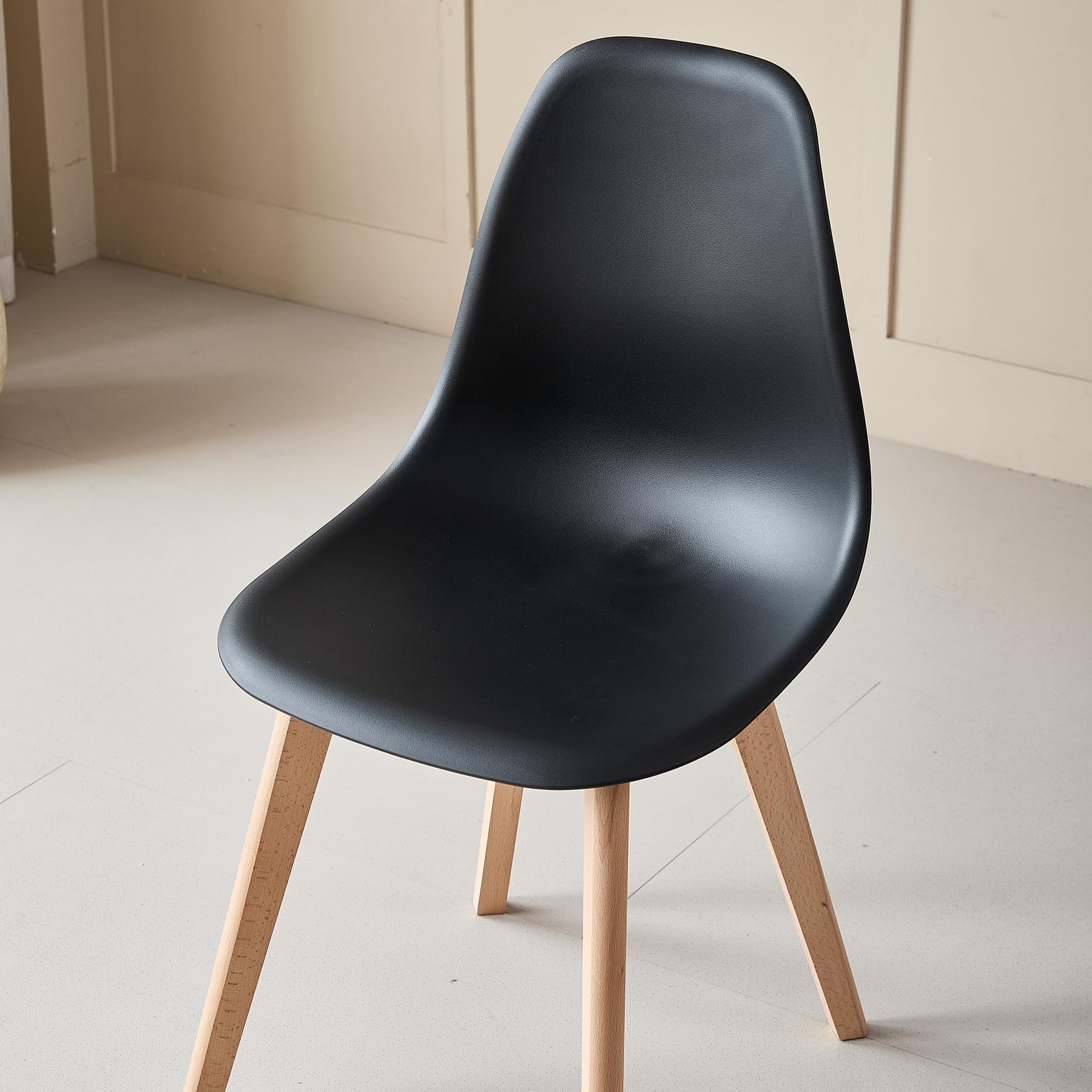 BenyLed Set di 4 Sedie da Pranzo Moderna Sedia Laterale con Sedile in PP e Gambe in Legno di Faggio ideale per Sala da Pranzo, Cucina, Soggiorno, Camera da Letto (Nero)