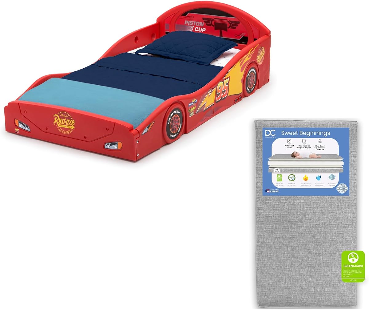 Delta Children Disney Pixar Cars Lightning McQueen Race Car Cama para niños pequeños Colchón de cuna de doble cara Sweet Beginnings