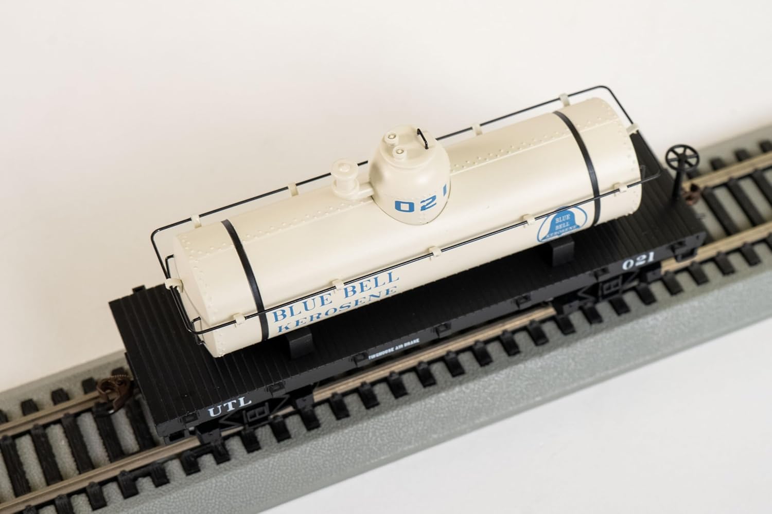 Bachmann Trains - Old-Time Tank Car - Blue Bell Kerosene #021 - HO Scale
