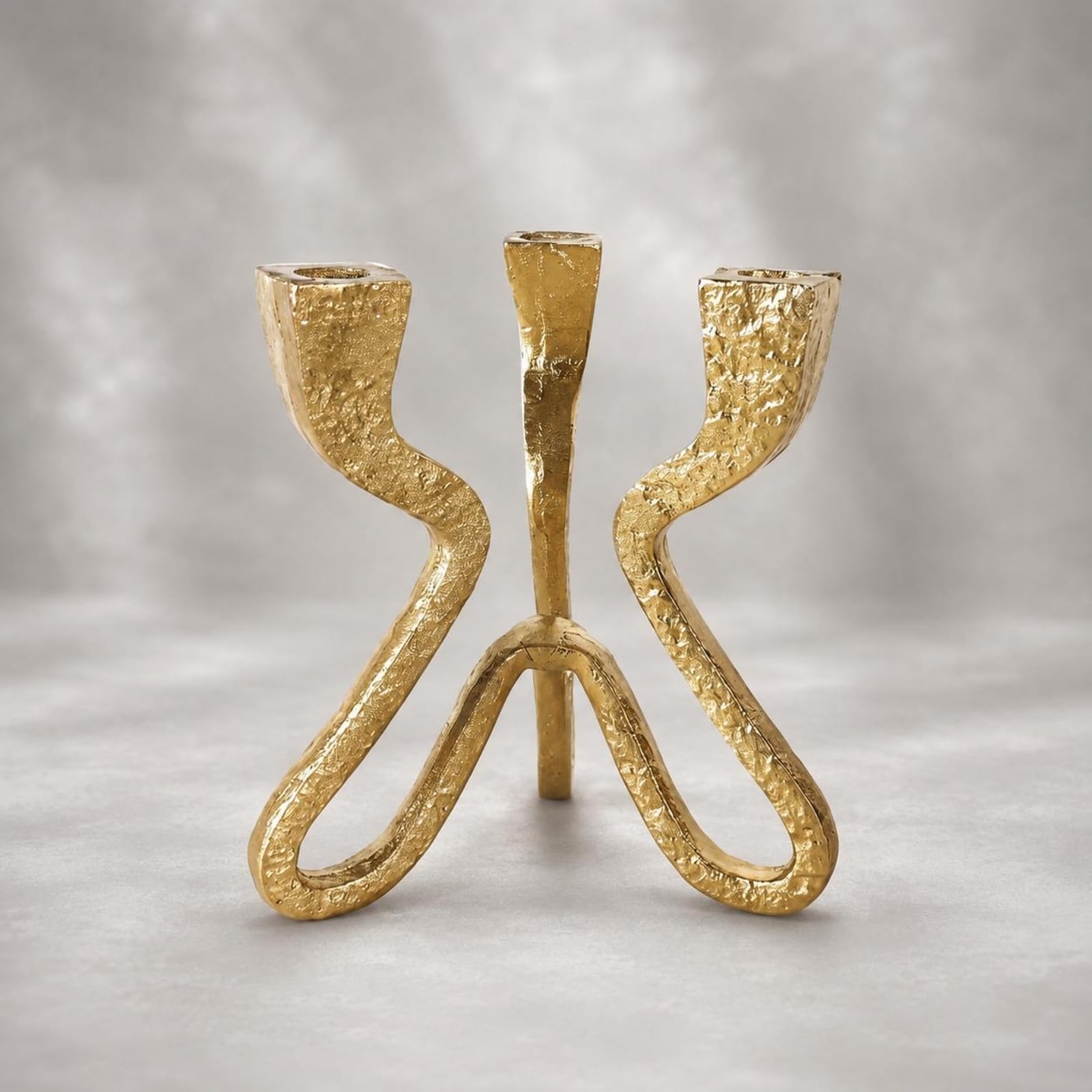 predolo Holder Portacandele Scultoreo Candeliere Astratto Supporto Tre Candele Struttura Aperta Resina Testurizzata Finitura Adatto a Mensole Camini Tavoli Sala da Pranzo Soggiorno, Oro